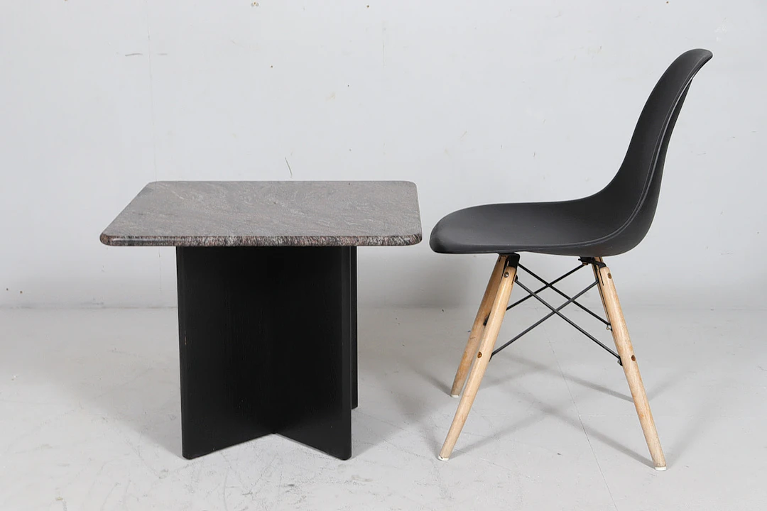 Couchtisch/Coffee Table aus Granit und Holz, Italien 1980er Jahre.