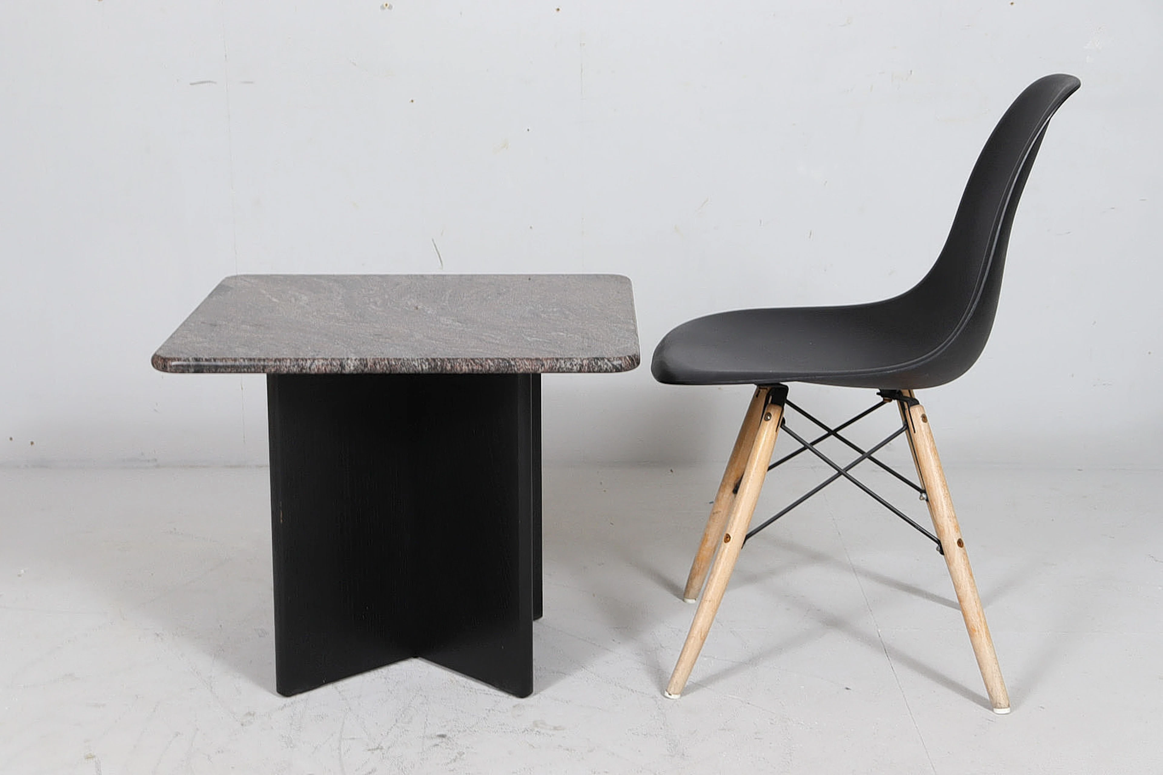 Couchtisch/Coffee Table aus Granit und Holz, Italien 1980er Jahre.
