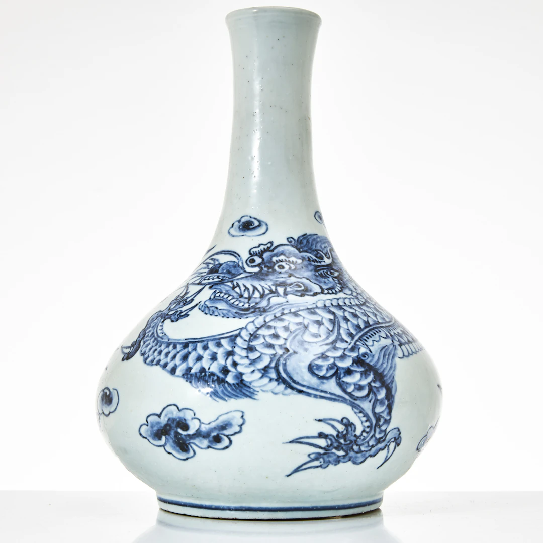 VAS, porslin, Korea, 1700-tal, dekor av drake i underglasyrblått.