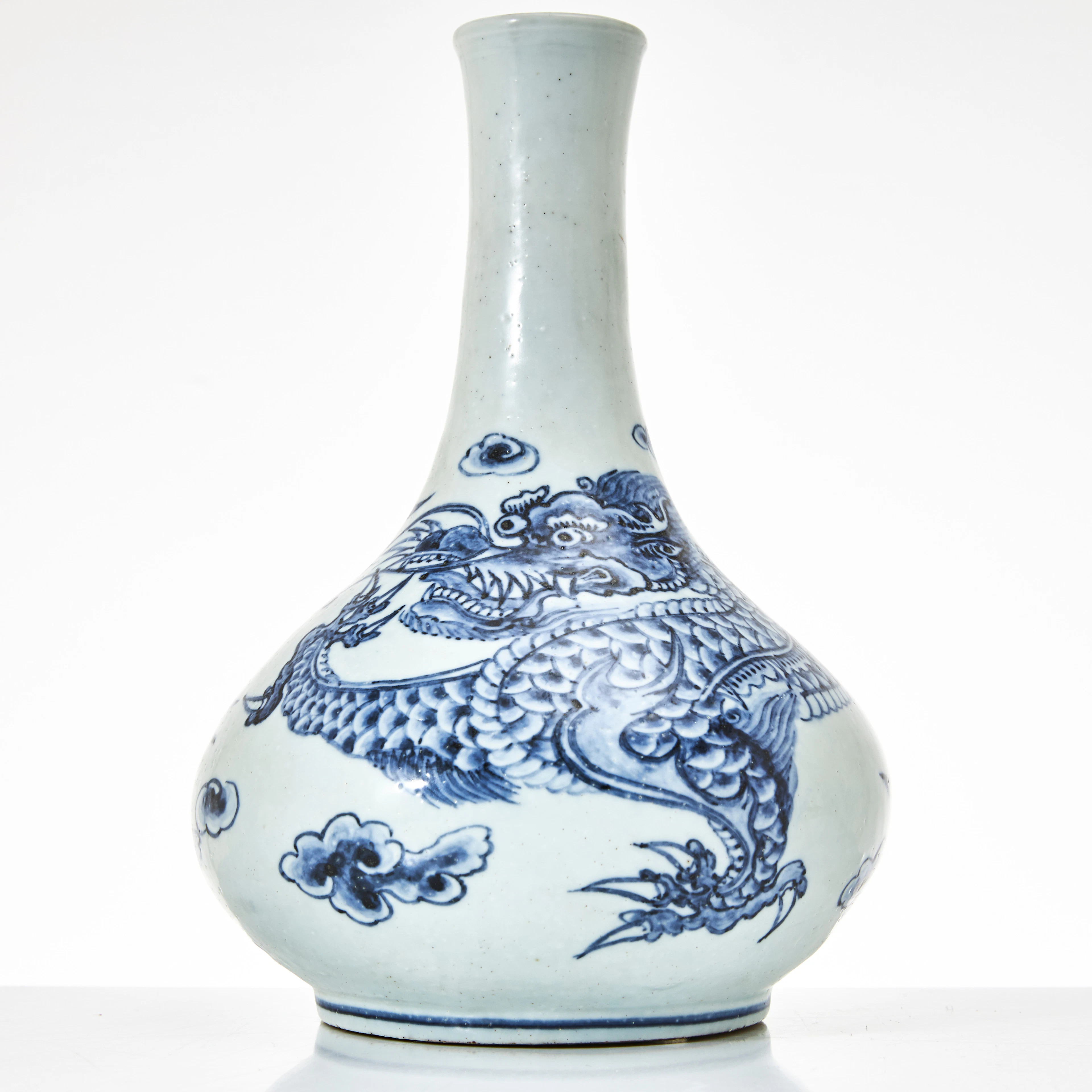 VAS, porslin, Korea, 1700-tal, dekor av drake i underglasyrblått.