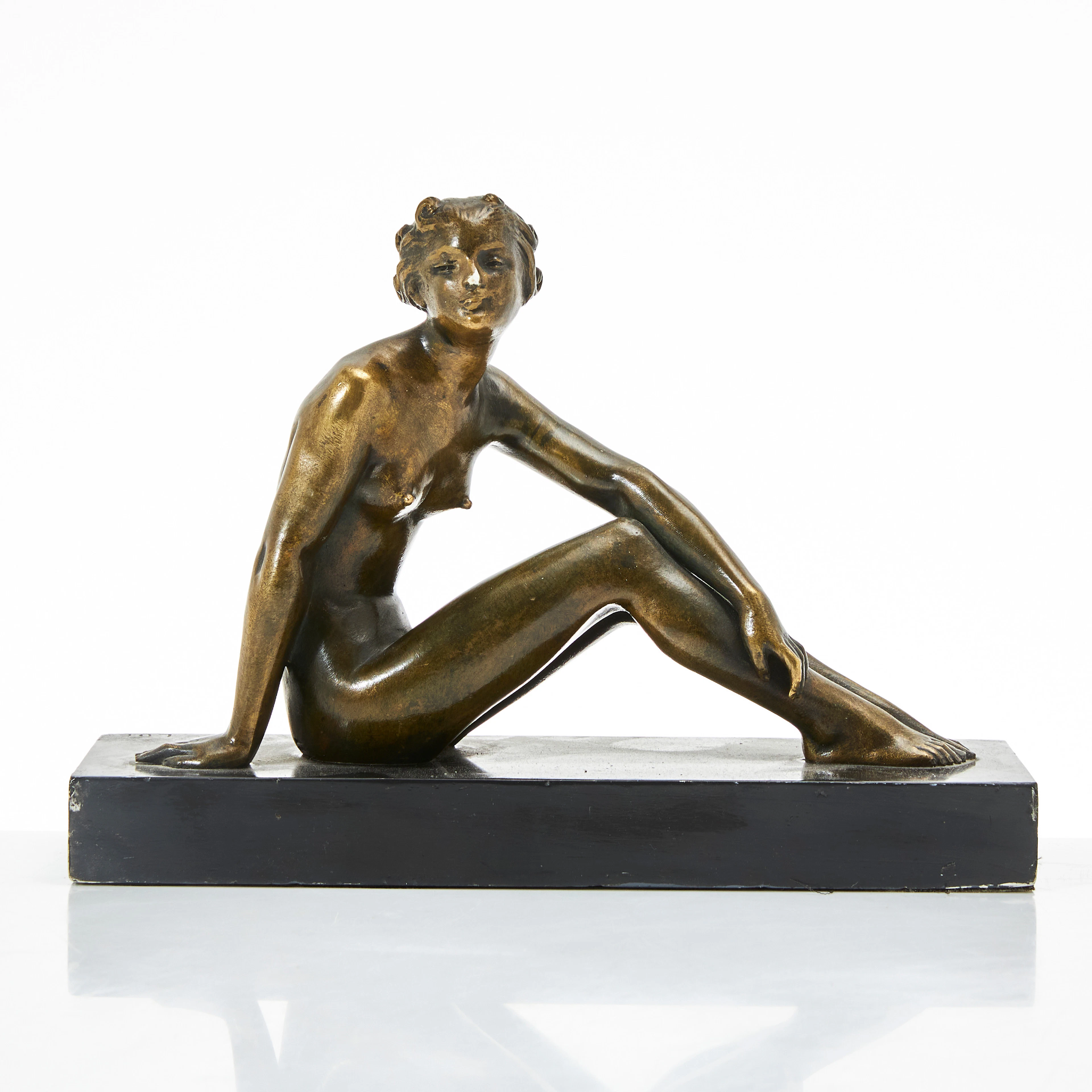 SKULPTUR, brunpatinerad brons, sittande kvinna, på stenplatta. Sign LUC.