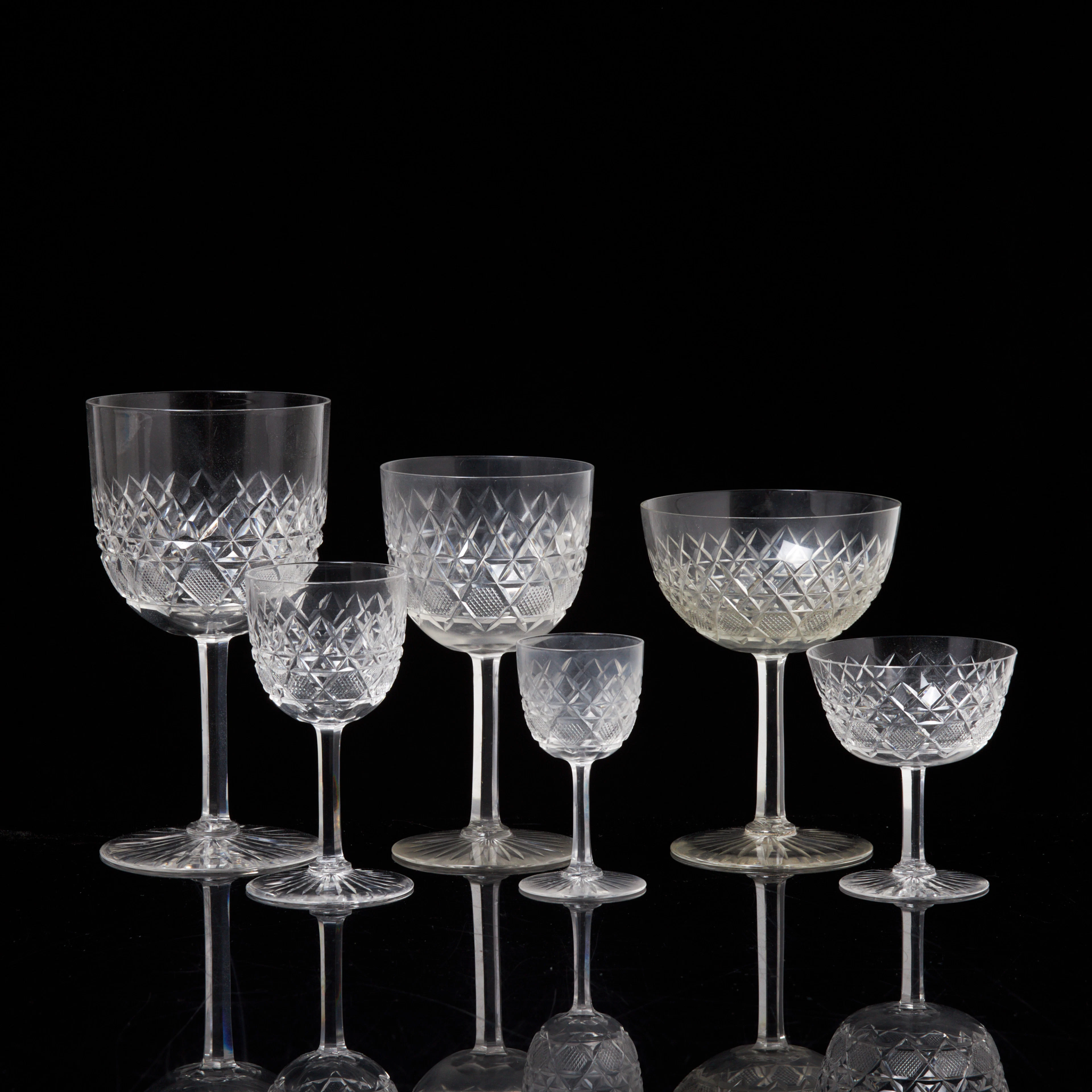 GLASSERVIS, 59 dlr, slipad dekor, 1900-tal.
