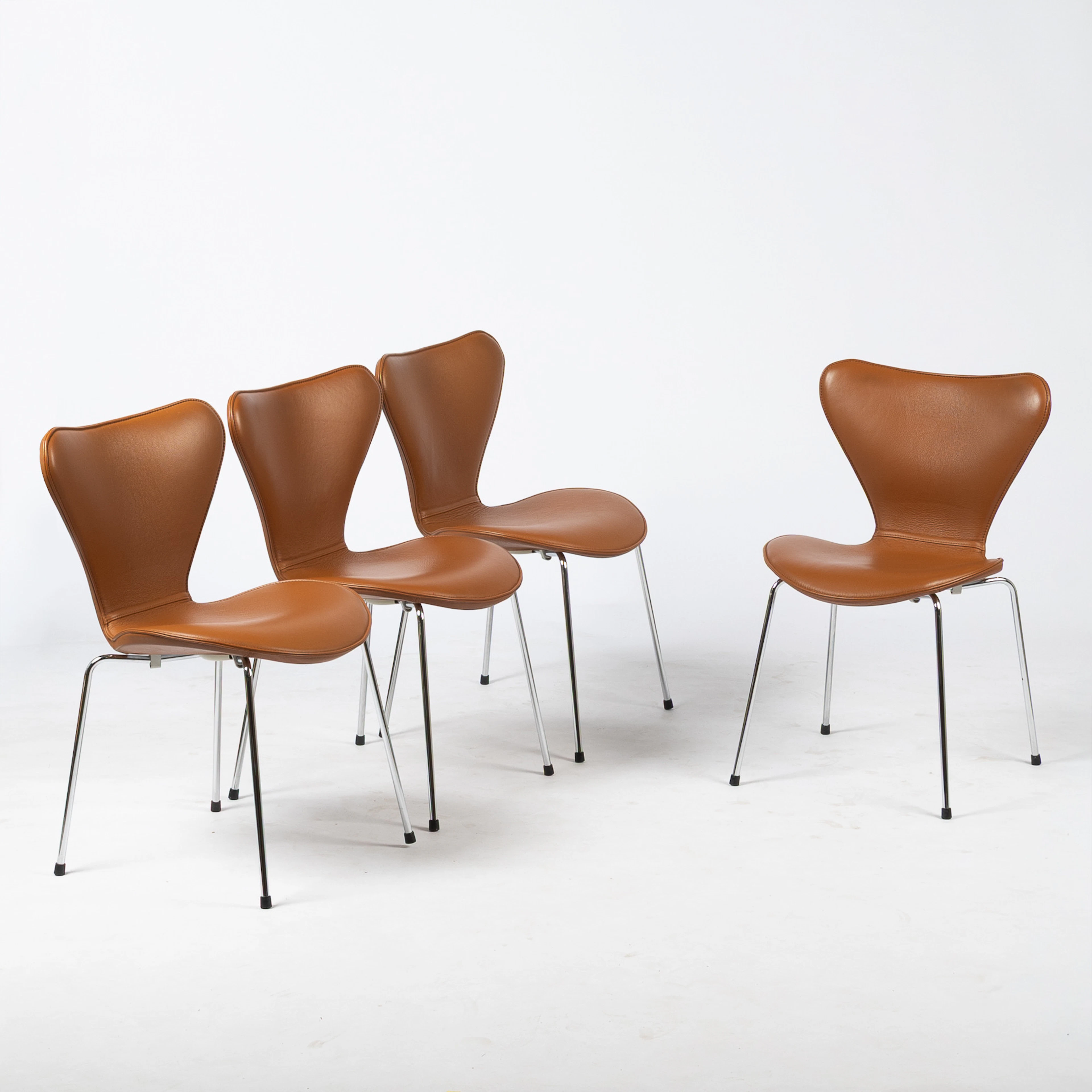 ARNE JACOBSEN. "Sjuan", stolar, 4 st, Fritz Hansen, Danmark.