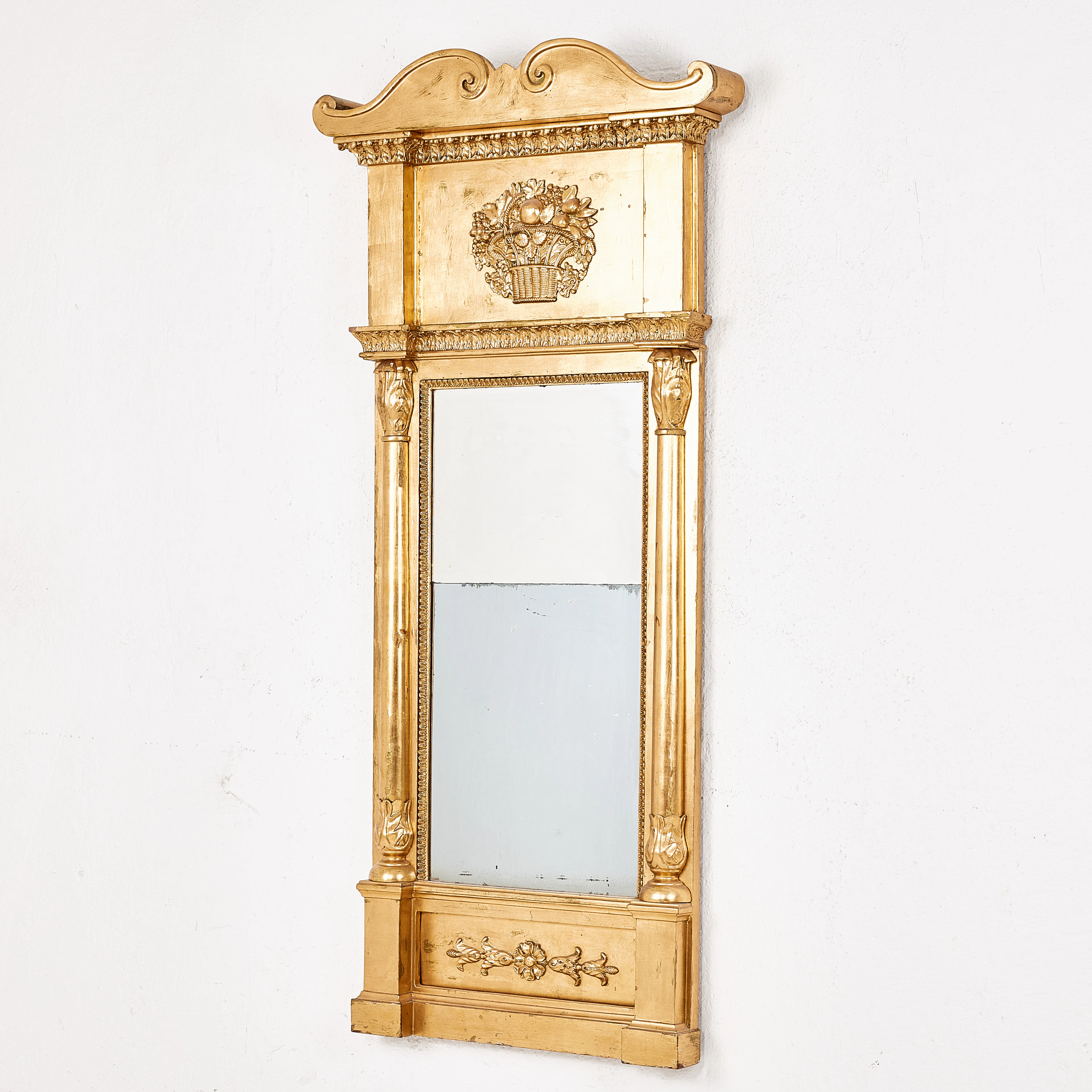 SPEGEL, 1800-talets första hälft, Karl Johan, förgylld, delvis skuren dekor.