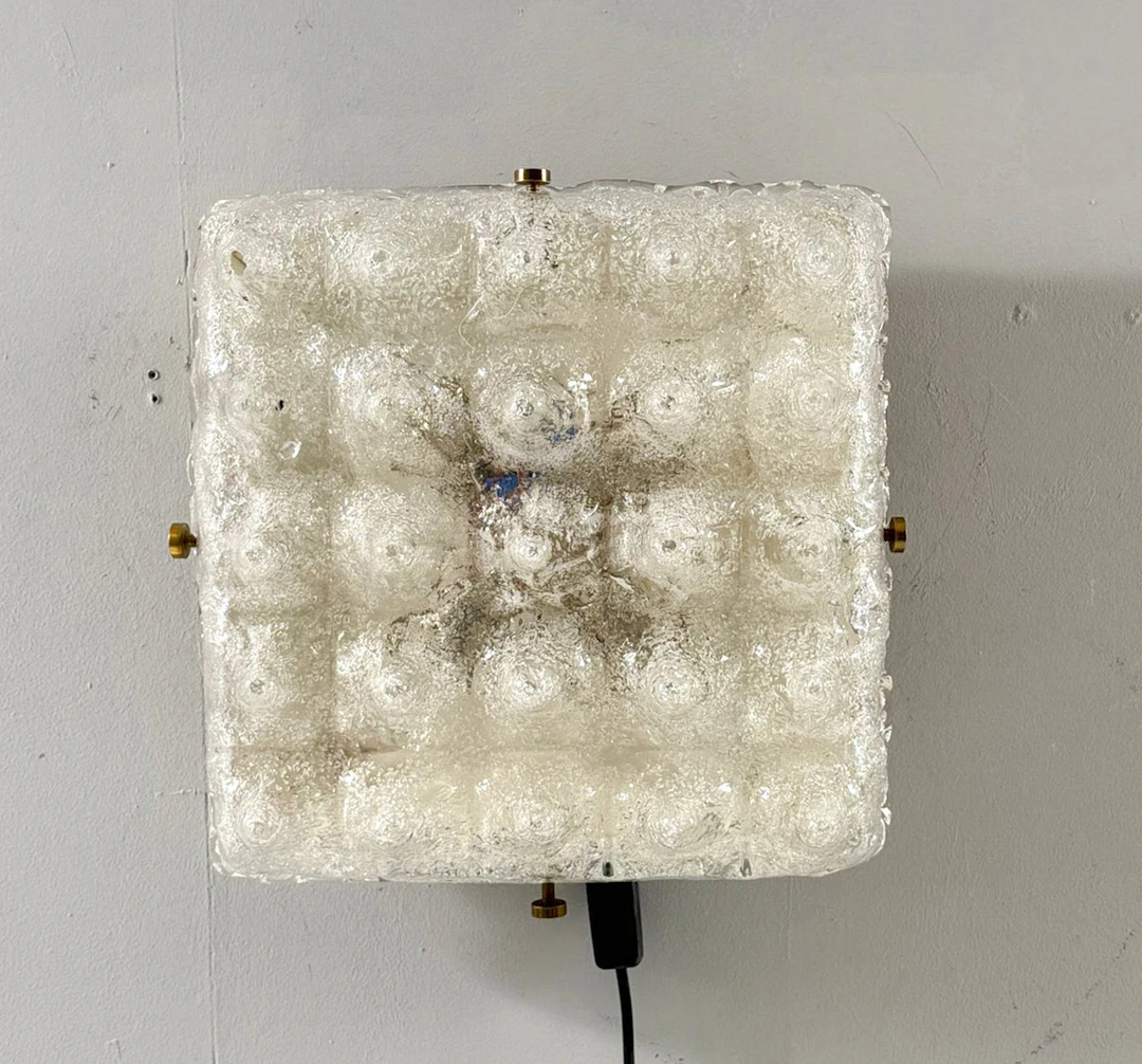J.T. KALMAR. ZUGESCHRIEBEN. Mid Century Wandlampe/Deckenlampe, Eisglas