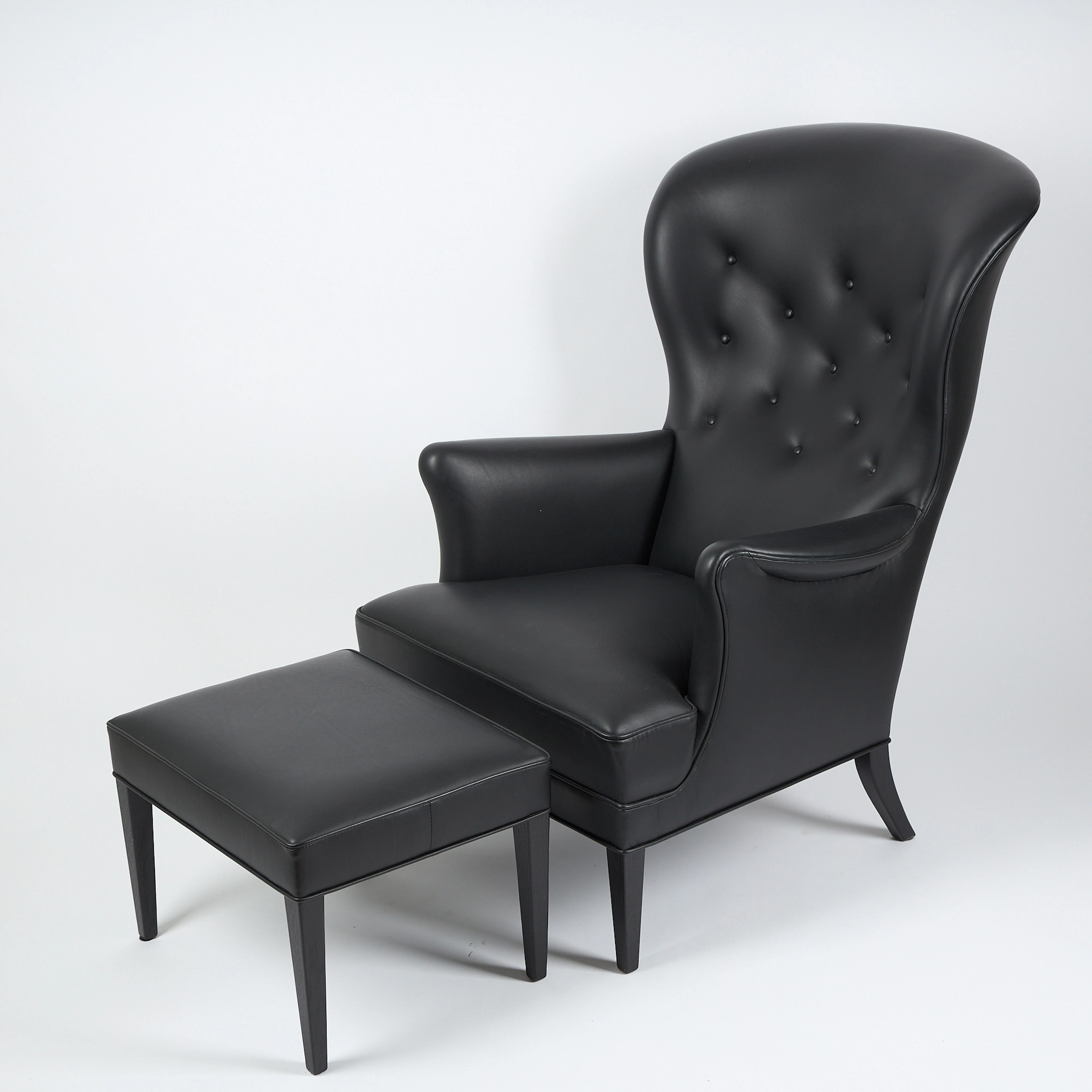 FRITS HENNINGSEN. Fåtölj, "Heritage Chair", modell "FH419" och fotpall