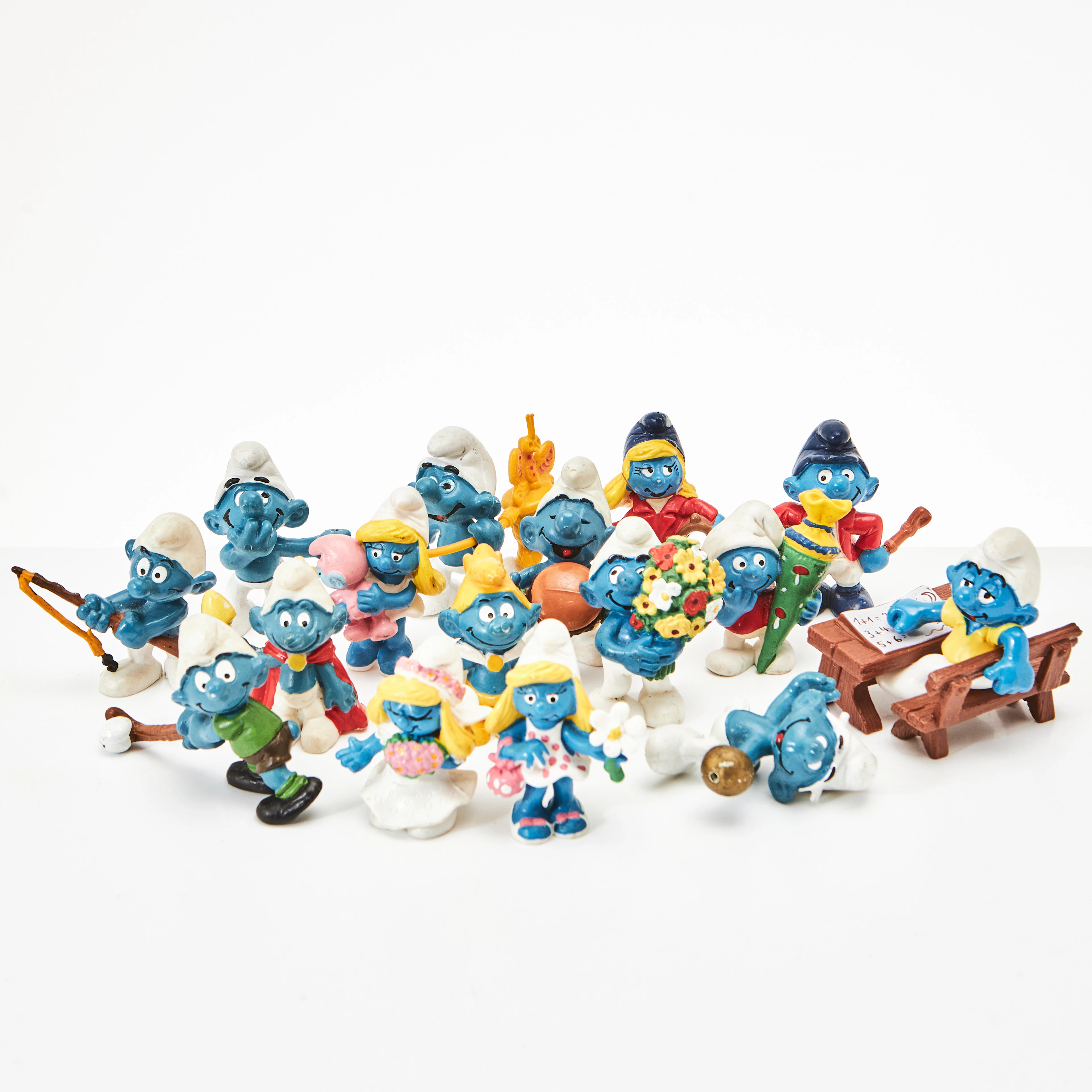 SMURFAR, 16 st., möbler, 2 st., bl a märkta Schleich, Peyo, Bully