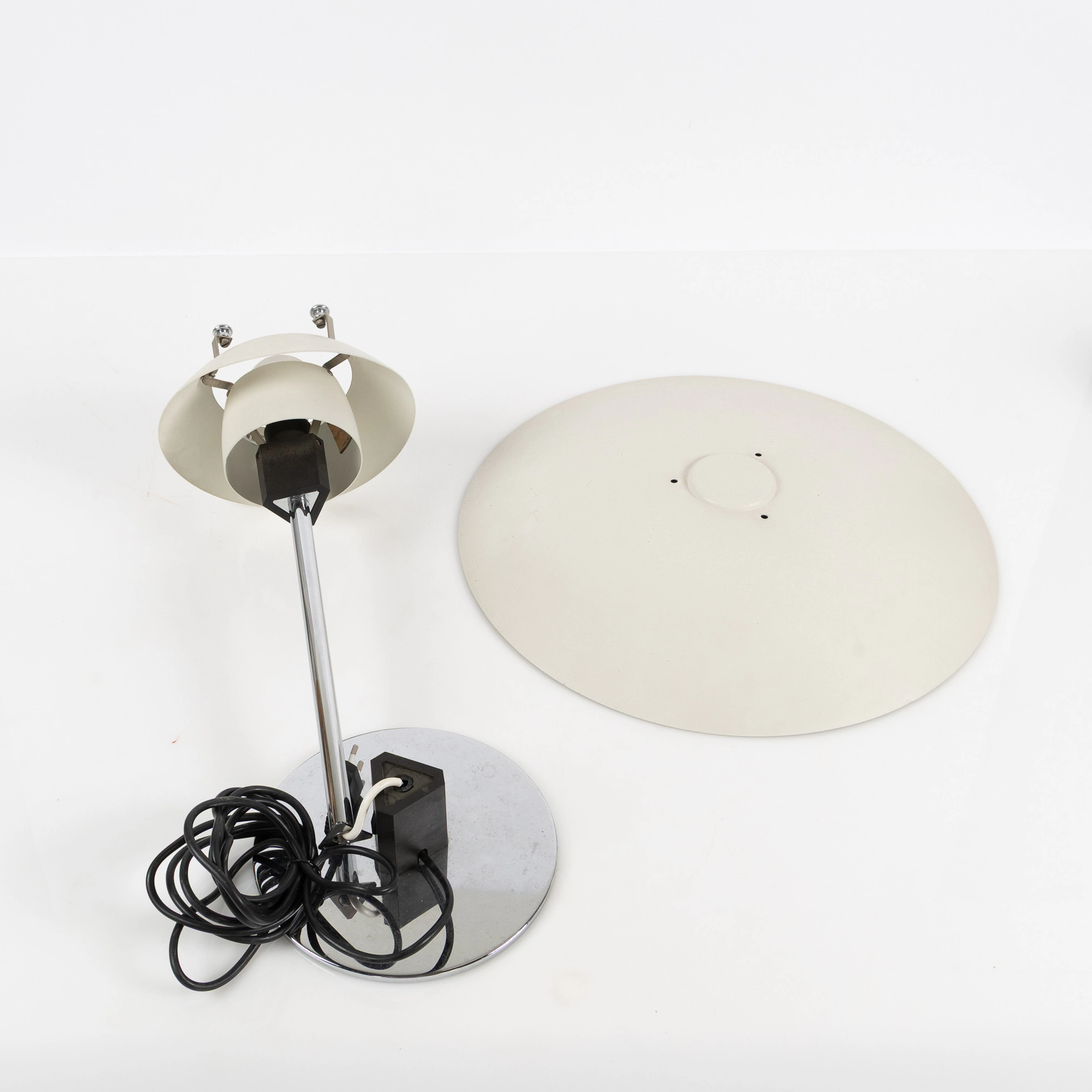 POUL HENNINGSEN. Bordslampa, PH-lampa, modell 127094, Louis Poulsen, Danmark.
