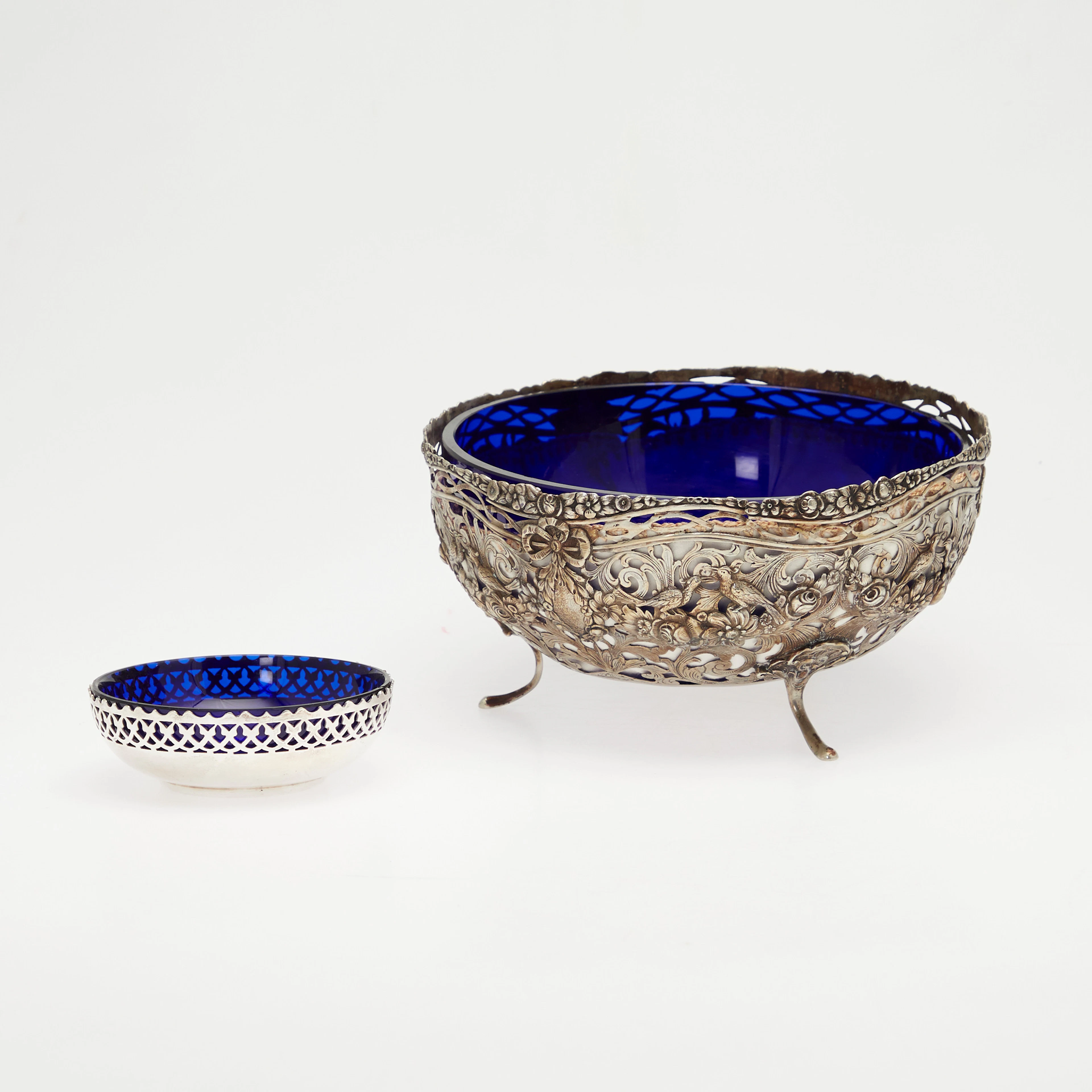 Zwei Schalen mit blauem Glaseinsatz, 800er Silber, versilbert, Ende