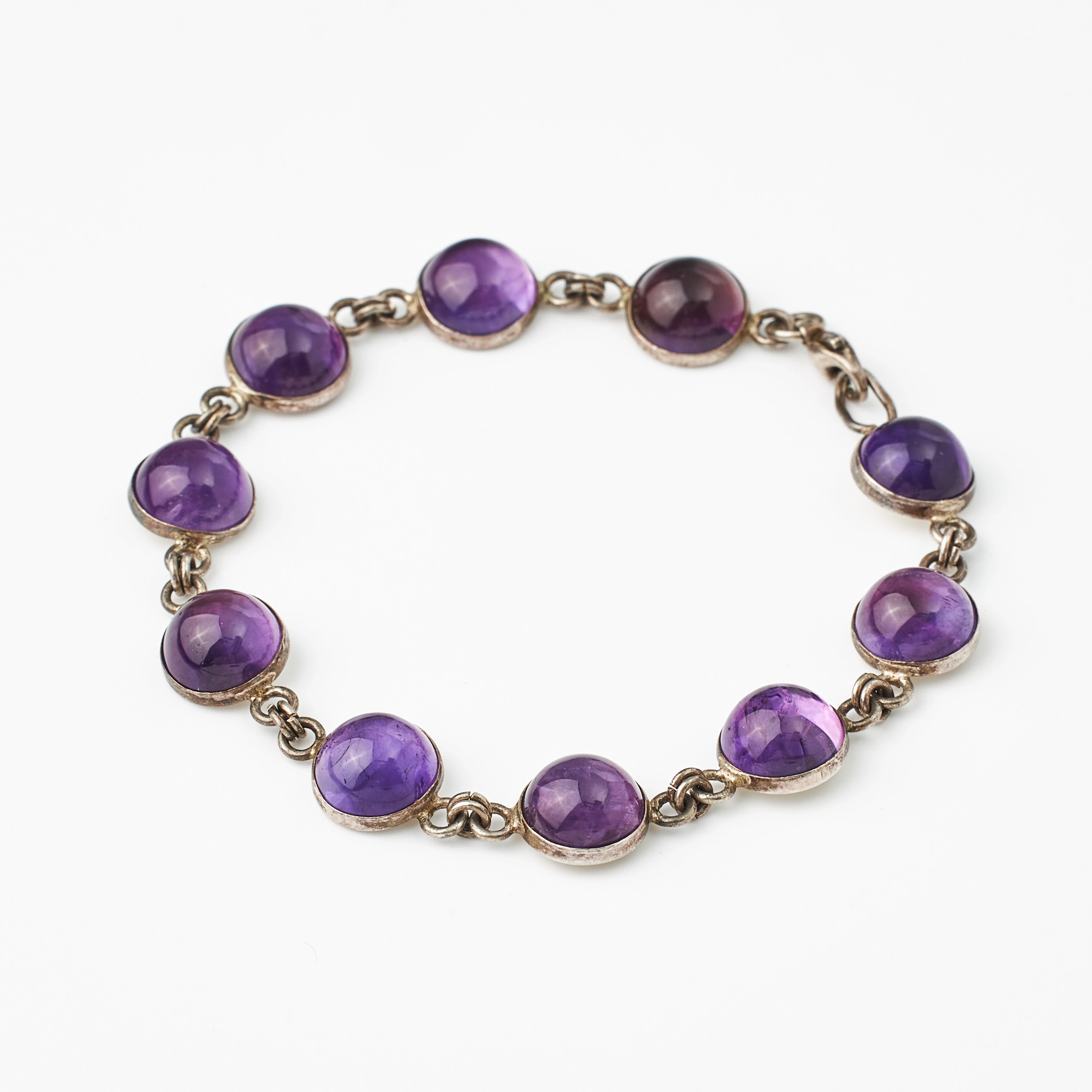 ARMBAND, sterlingsilver, 10 cabochonslipade ametister.