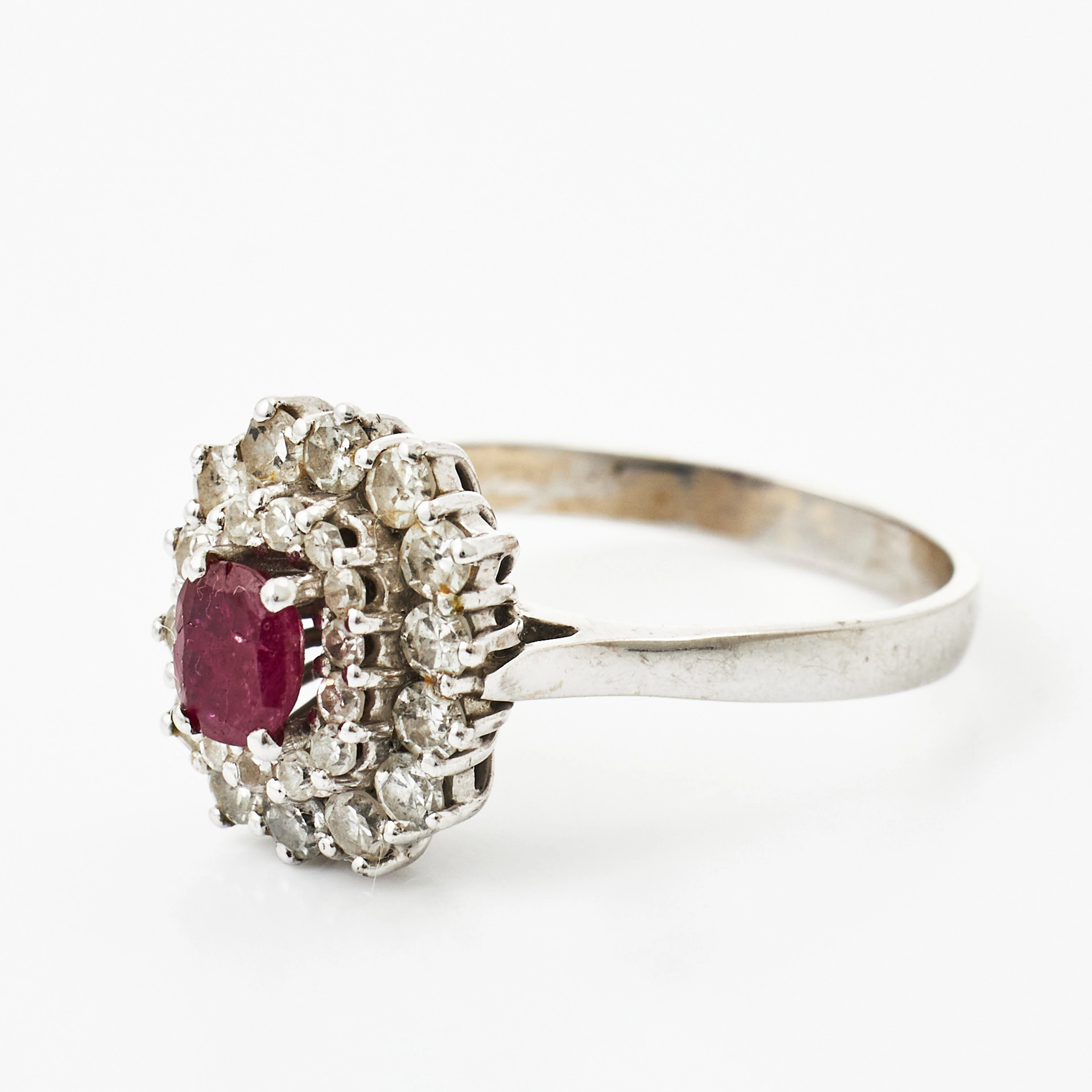 RING, 18 k rodierat vitguld, carmosémodell, oval fasettslipad rubin