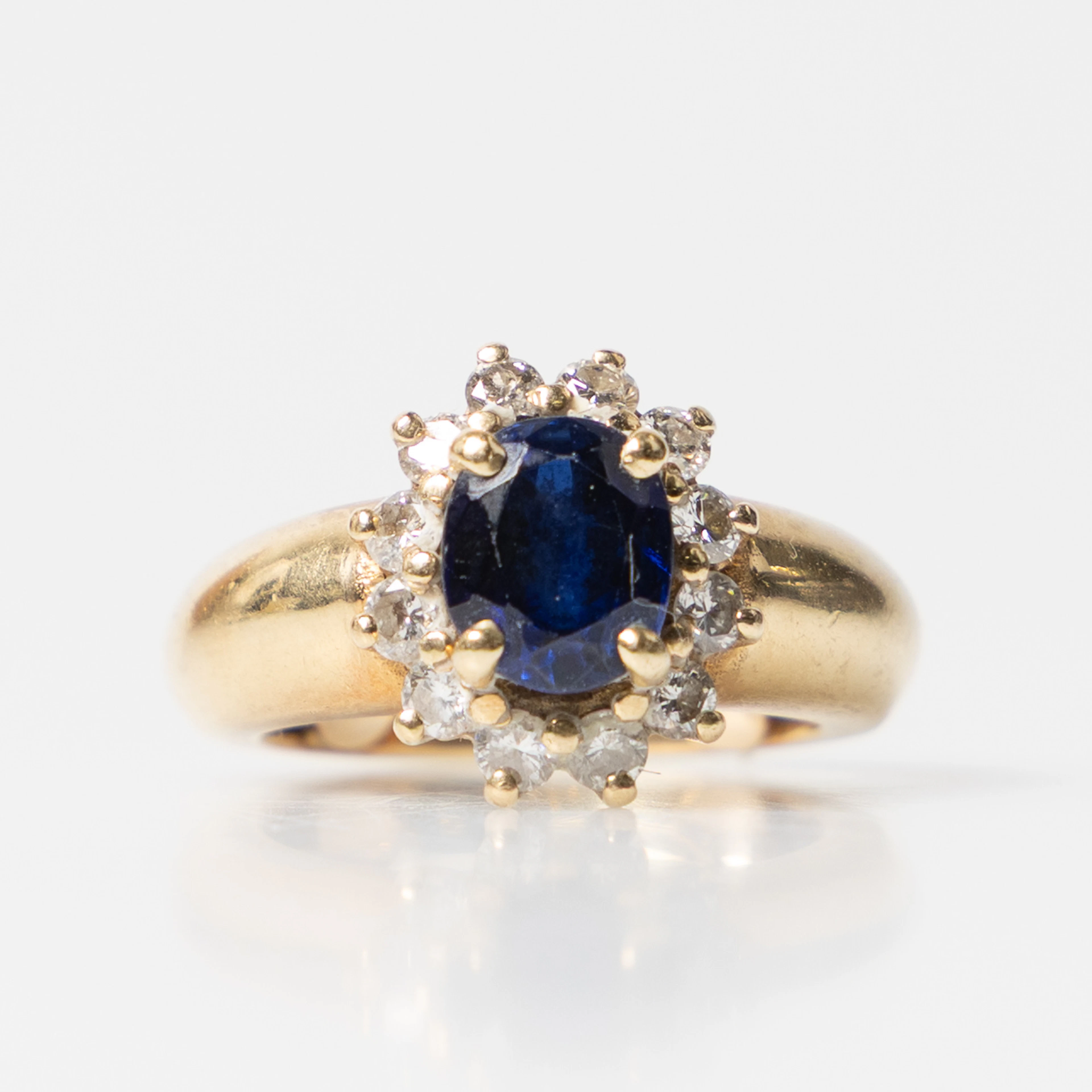 RING, 18K guld, safir och diamanter.