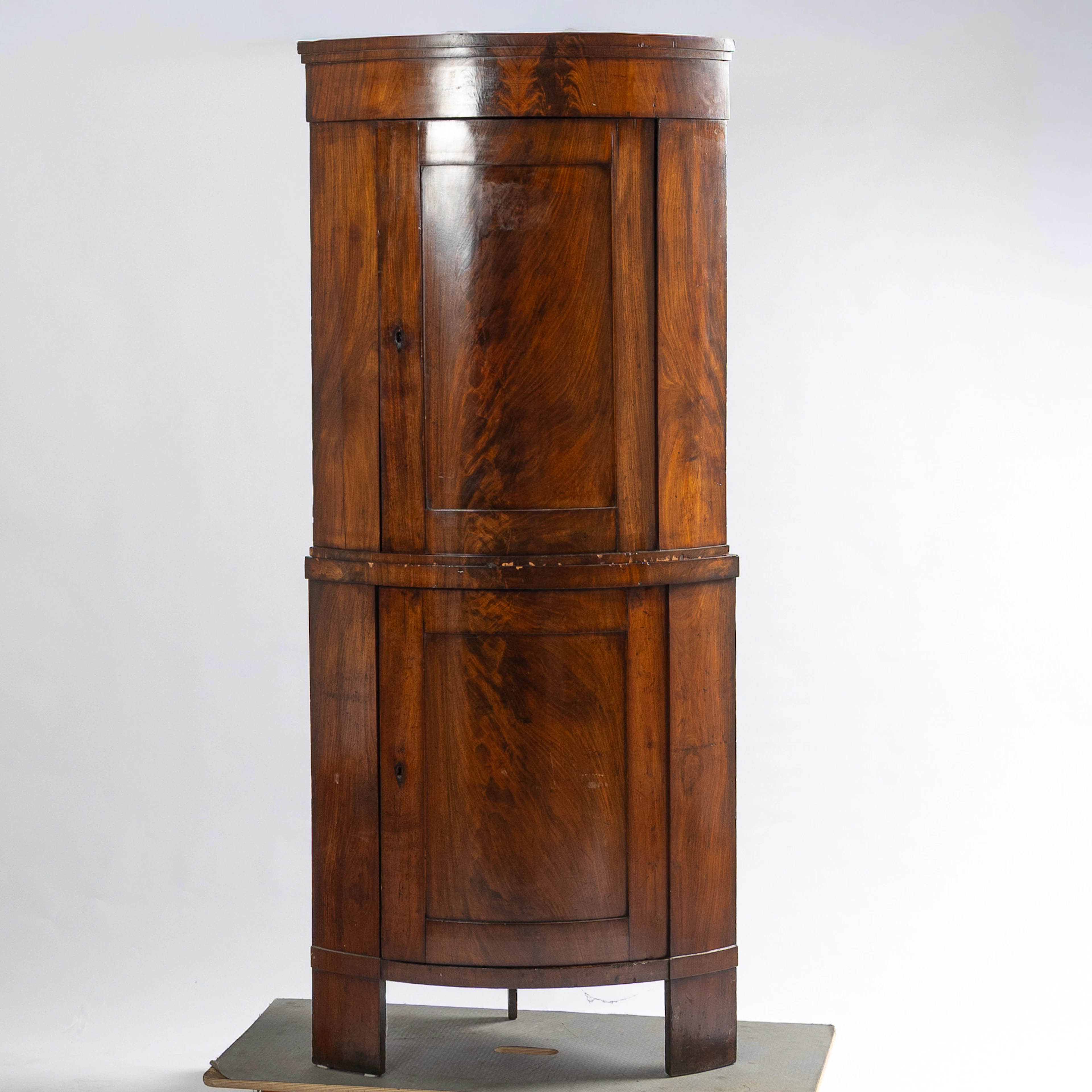 HÖRNSKÅP, 2-delat, fanerat i mahogny, 1800-tal.