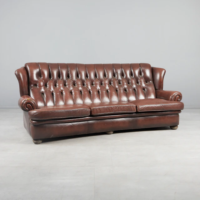 CHESTERFIELD Dreisitzer / Sofa, Leder, 20. Jahrhundert.