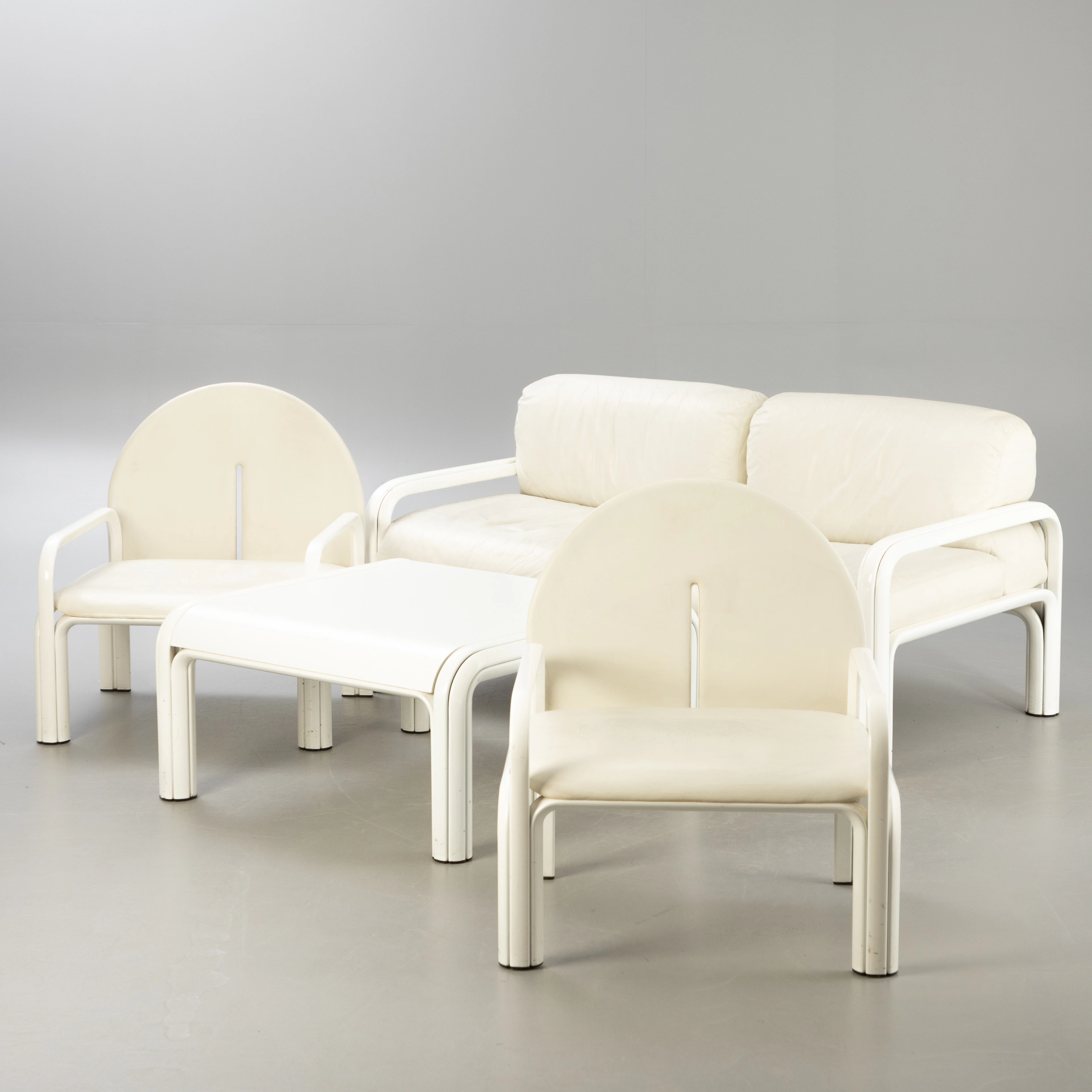 GAE AULENTI. Sitzgruppe: 2-Sitzer Sofa + 2 Sessel + 1 Couchtisch