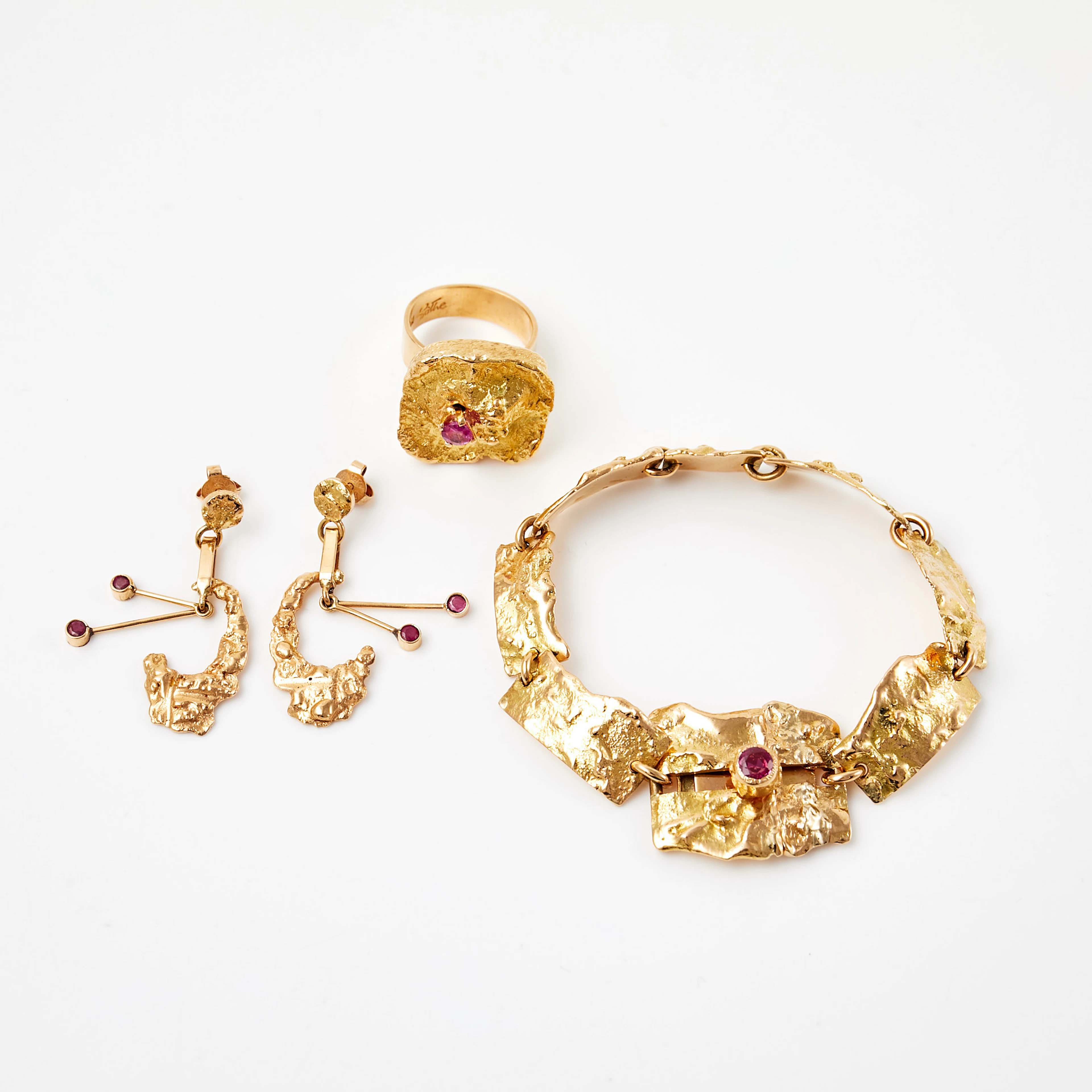 ARMBAND, RING, ÖRHÄNGEN, 1 par, 18 k guld, brutalistisk stil, dekor