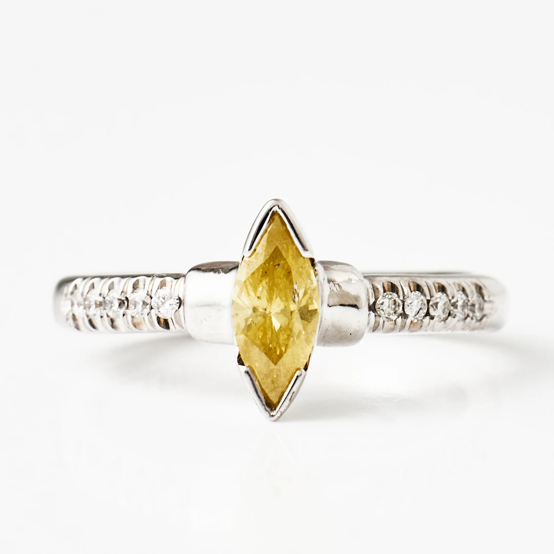 RING, 14 k vitguld, gul navettslipad diamant ca 0,35 ct., Fancy Yellow