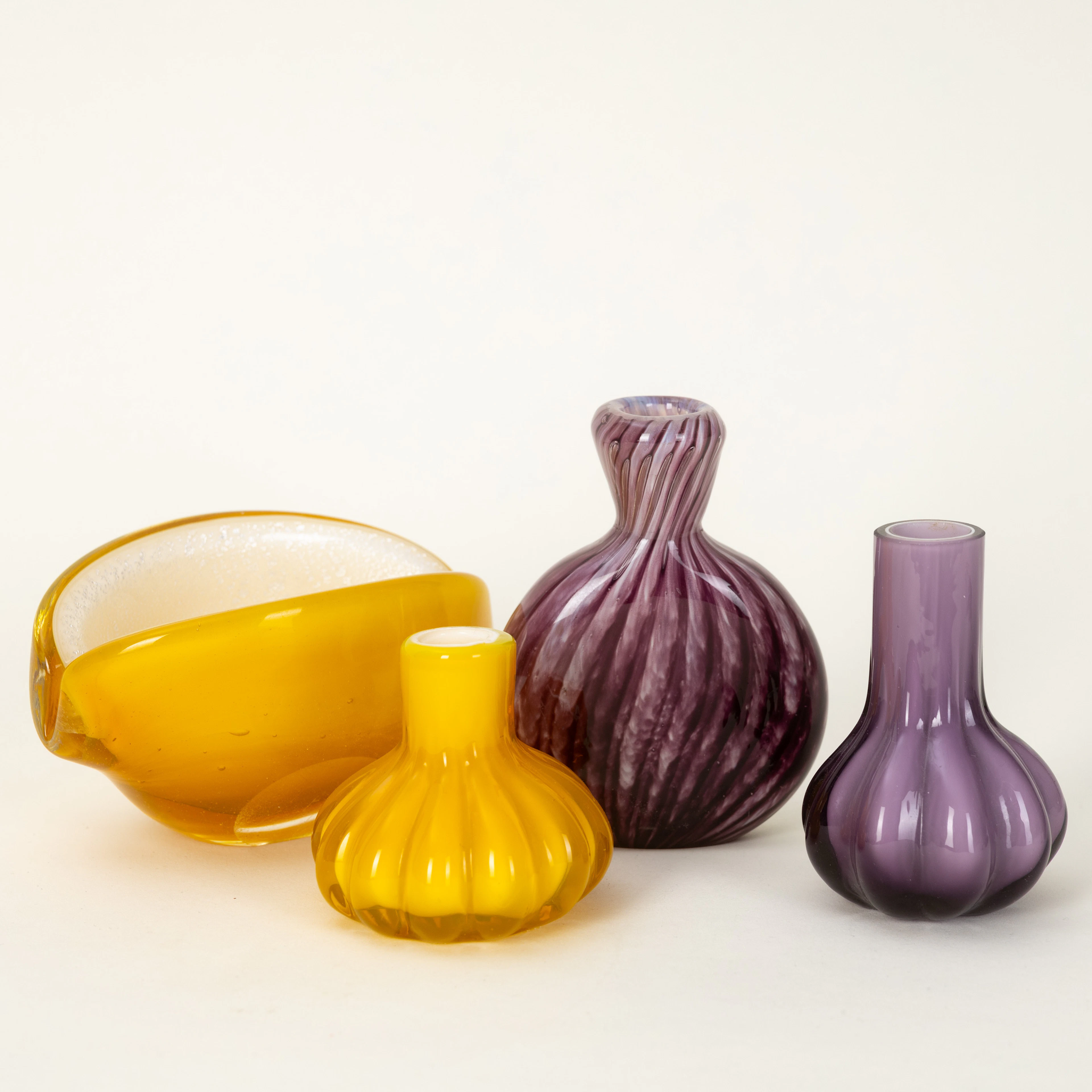 Kleine Sammlung von 4 kleinen Opal Glasvasen, 1960-1980er Jahre (4).