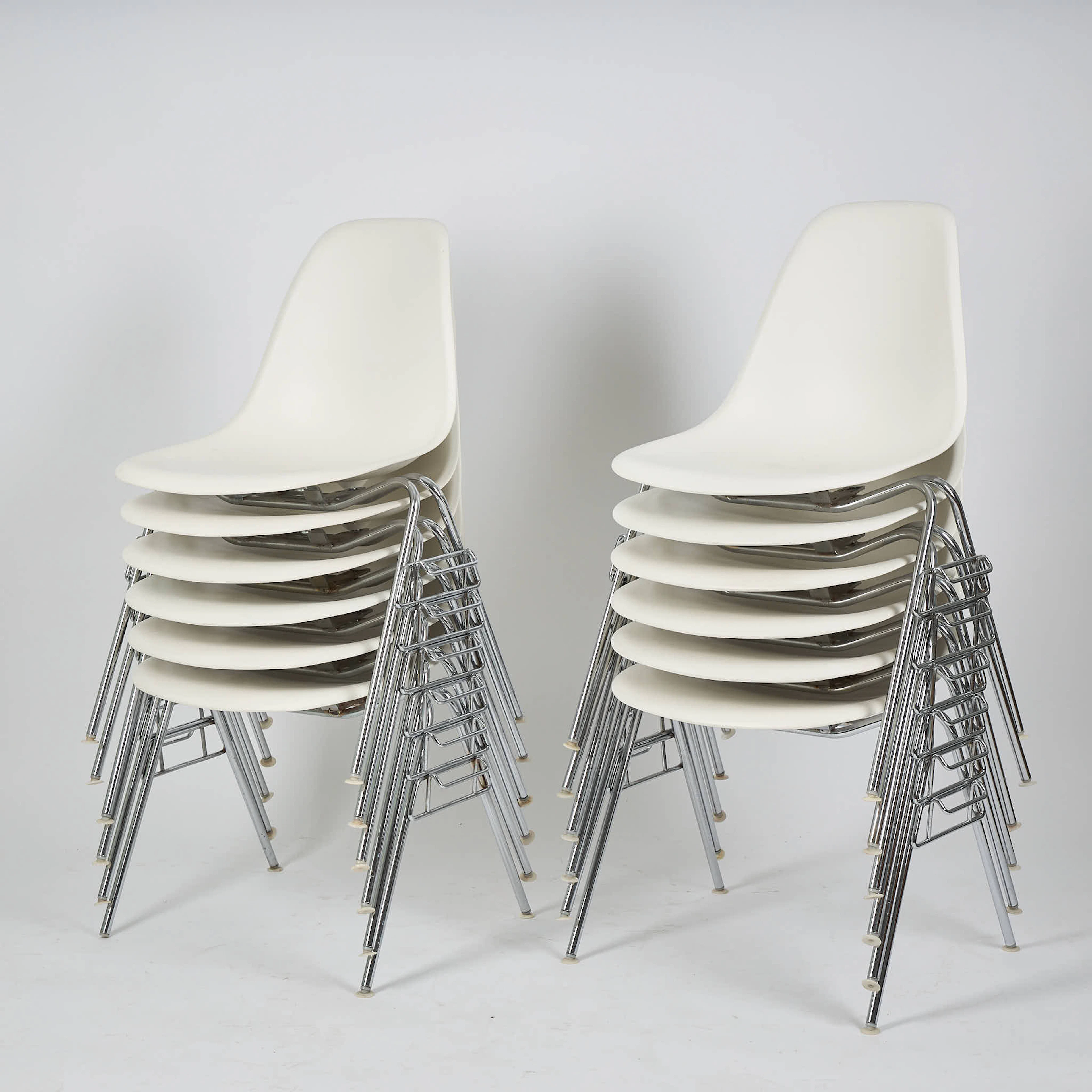 RAY & CHARLES EAMES. Plaststolar, 12 st. l "DSS", för Vitra. Formgiven