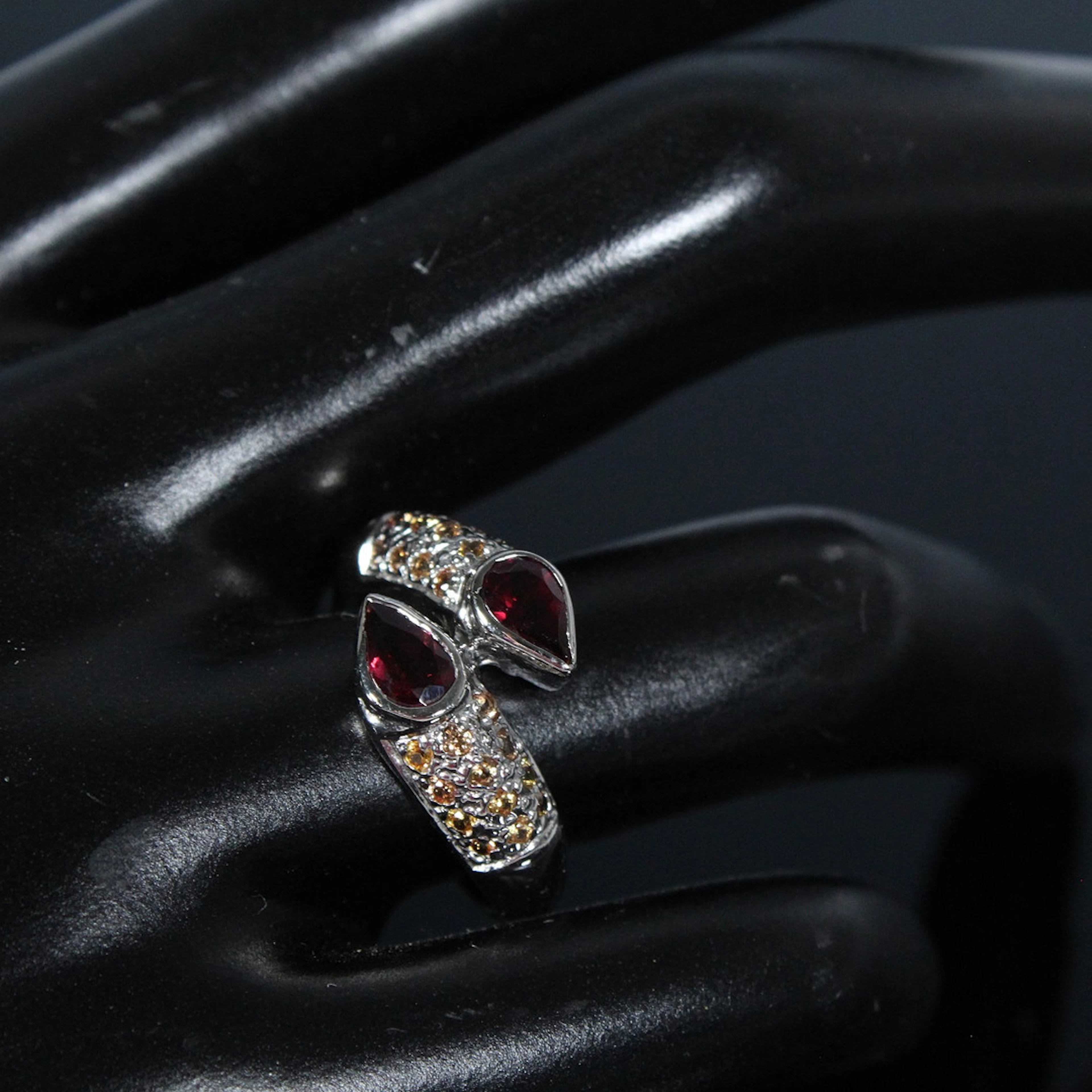 Ring mit Rhodolite und Saphir, 925er Silber.