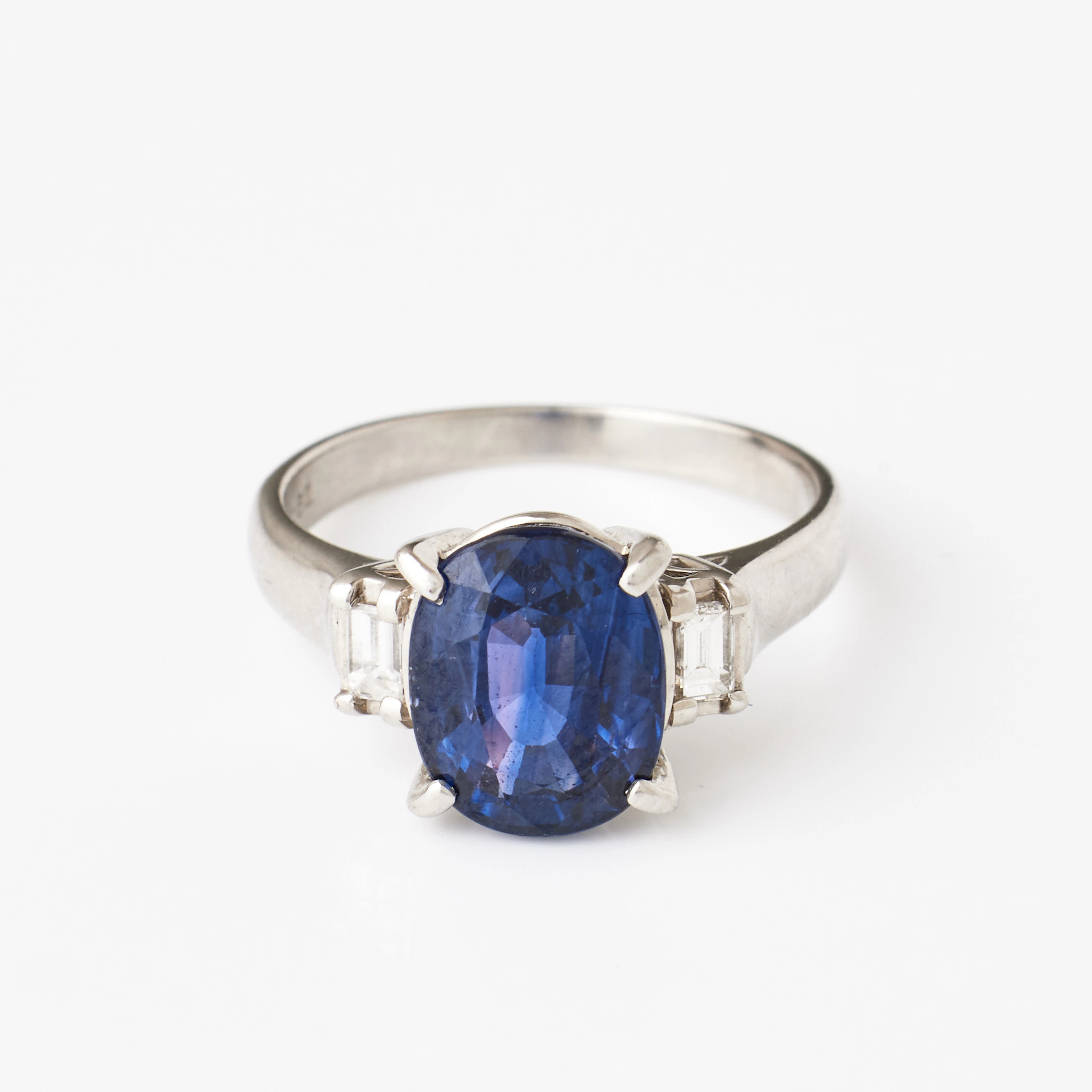 RING, platina/800, oval fasettslipad safir, 3,96 ct., 2 baguettsliade