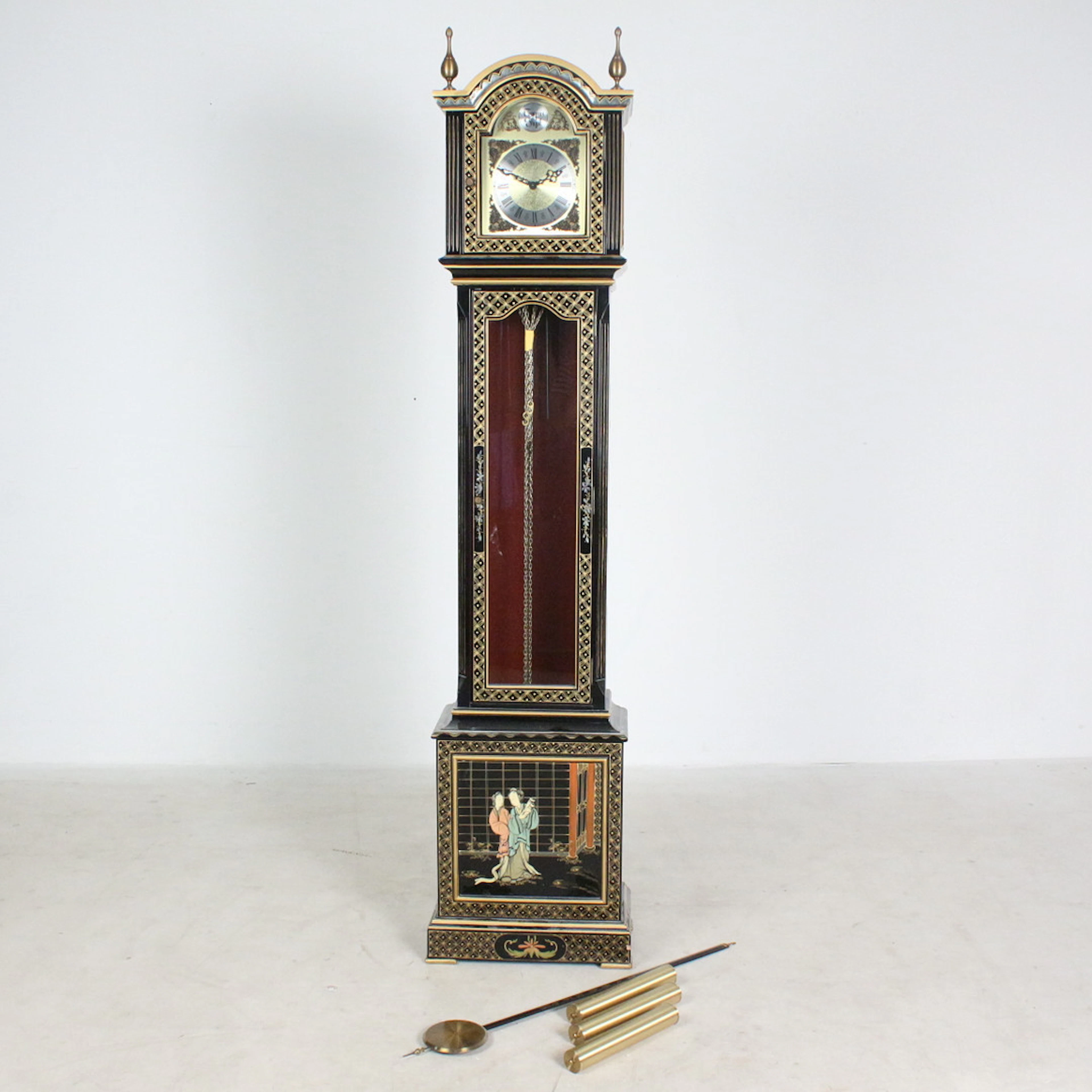 REGULADORA. Chinoiserie-Standuhr, '' Tempus Fugit '' im asiatischen-Stil.