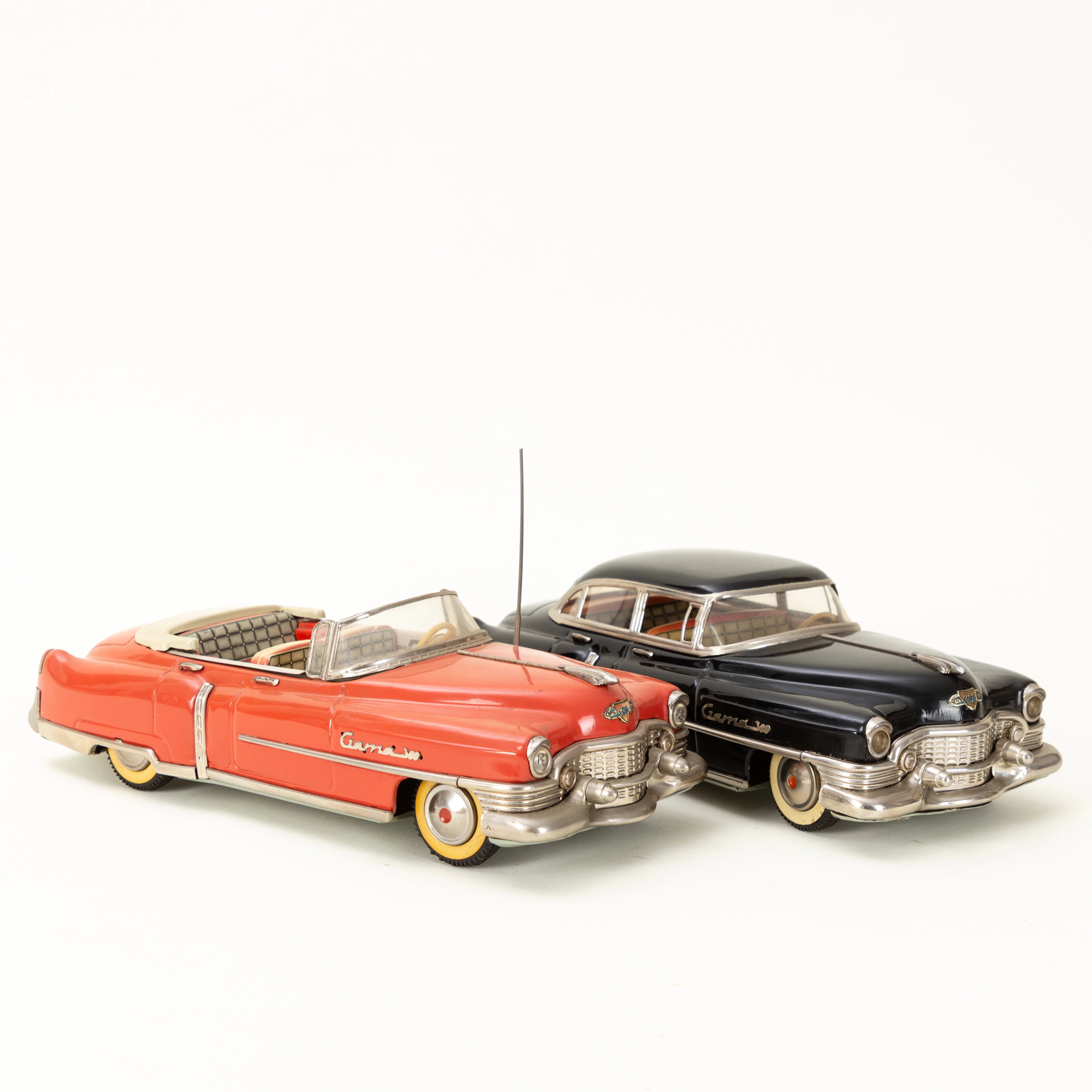 GAMA, Blechautos, Cadillac, korallenrot und schwarz, 2. Hälfte 20. Jh. (2).