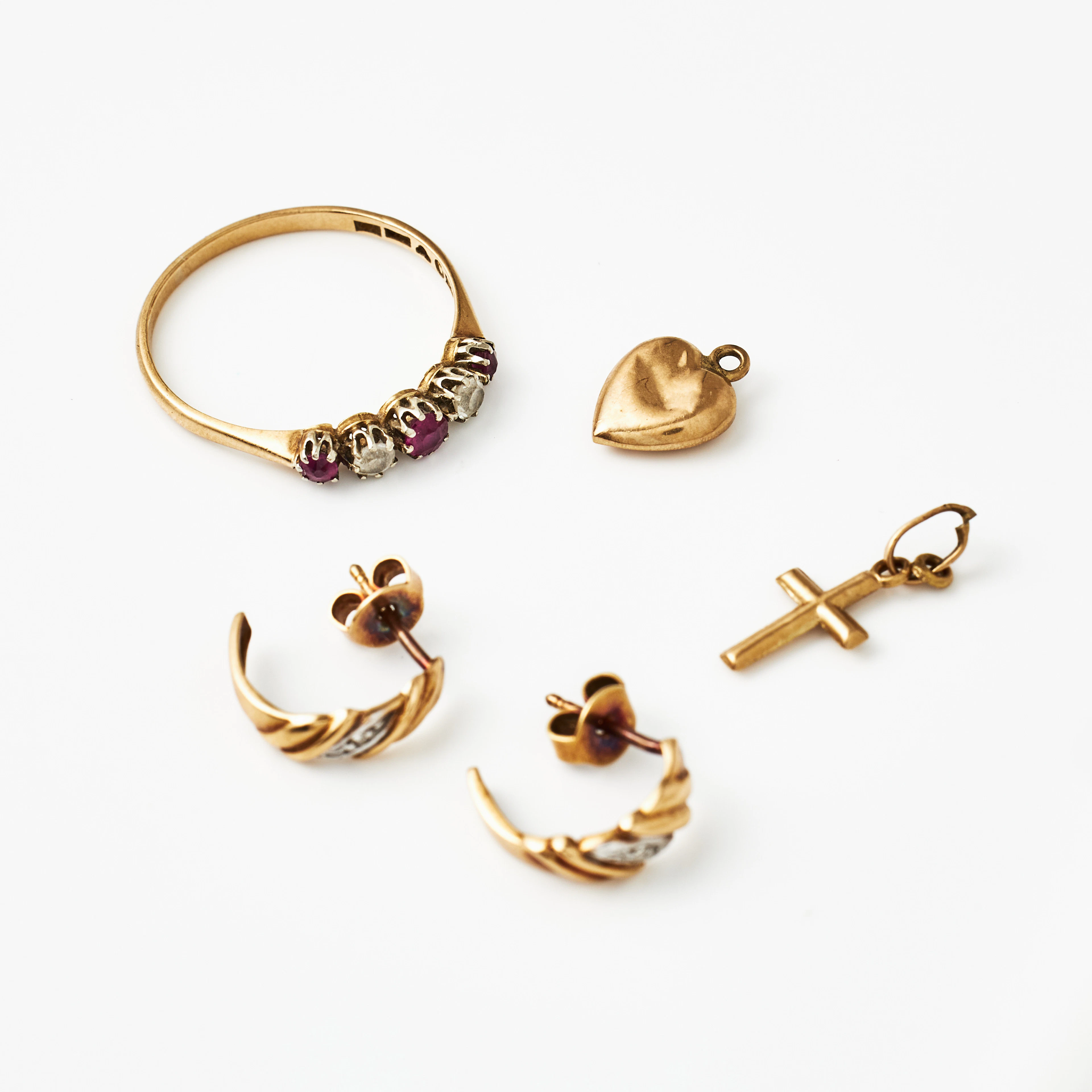 RING, fasettslipade syntetiska rubiner samt vita stenar, A.G. Dufva