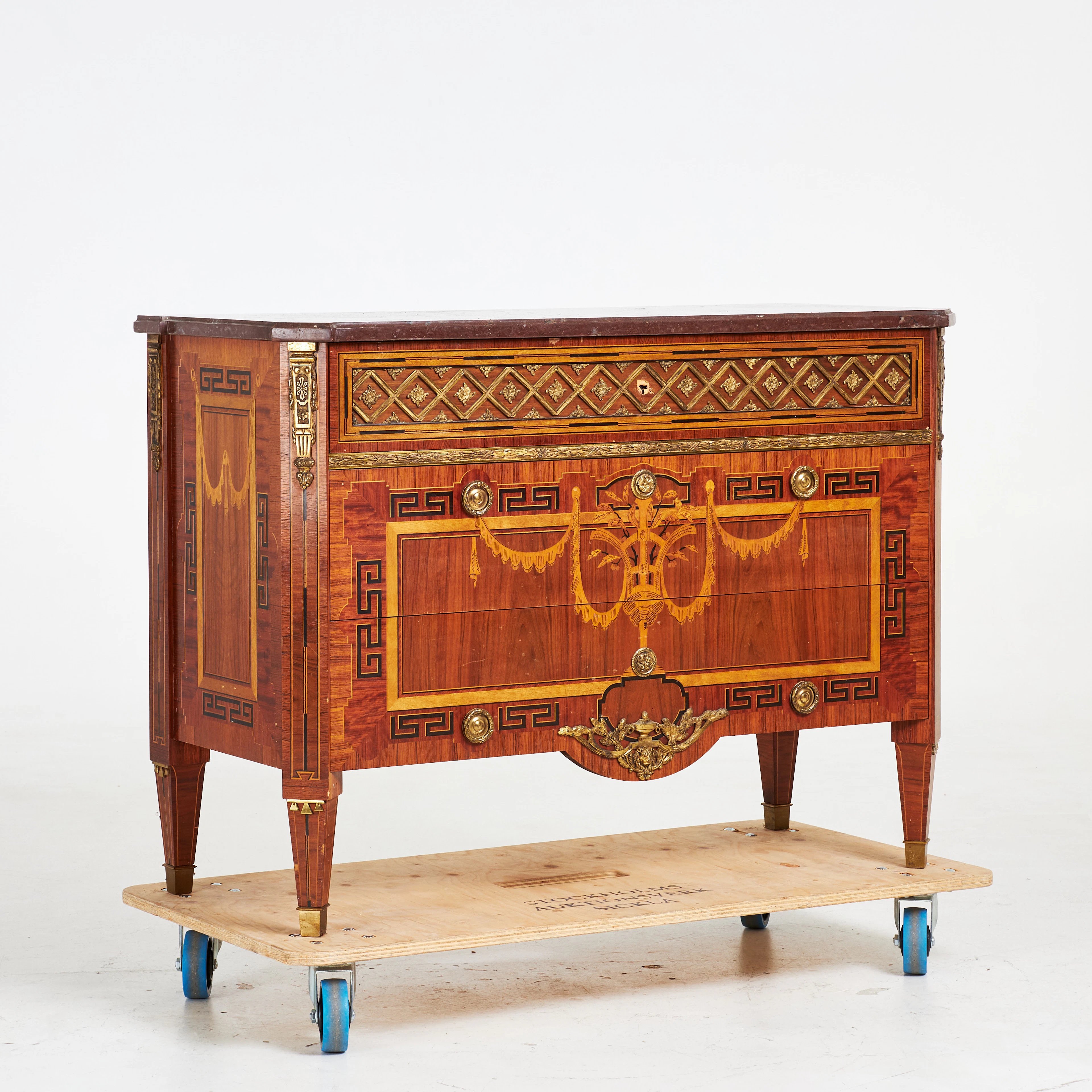 BYRÅ. Gustaviansk stil, med stenskiva, dekor i intarsia, beslag och