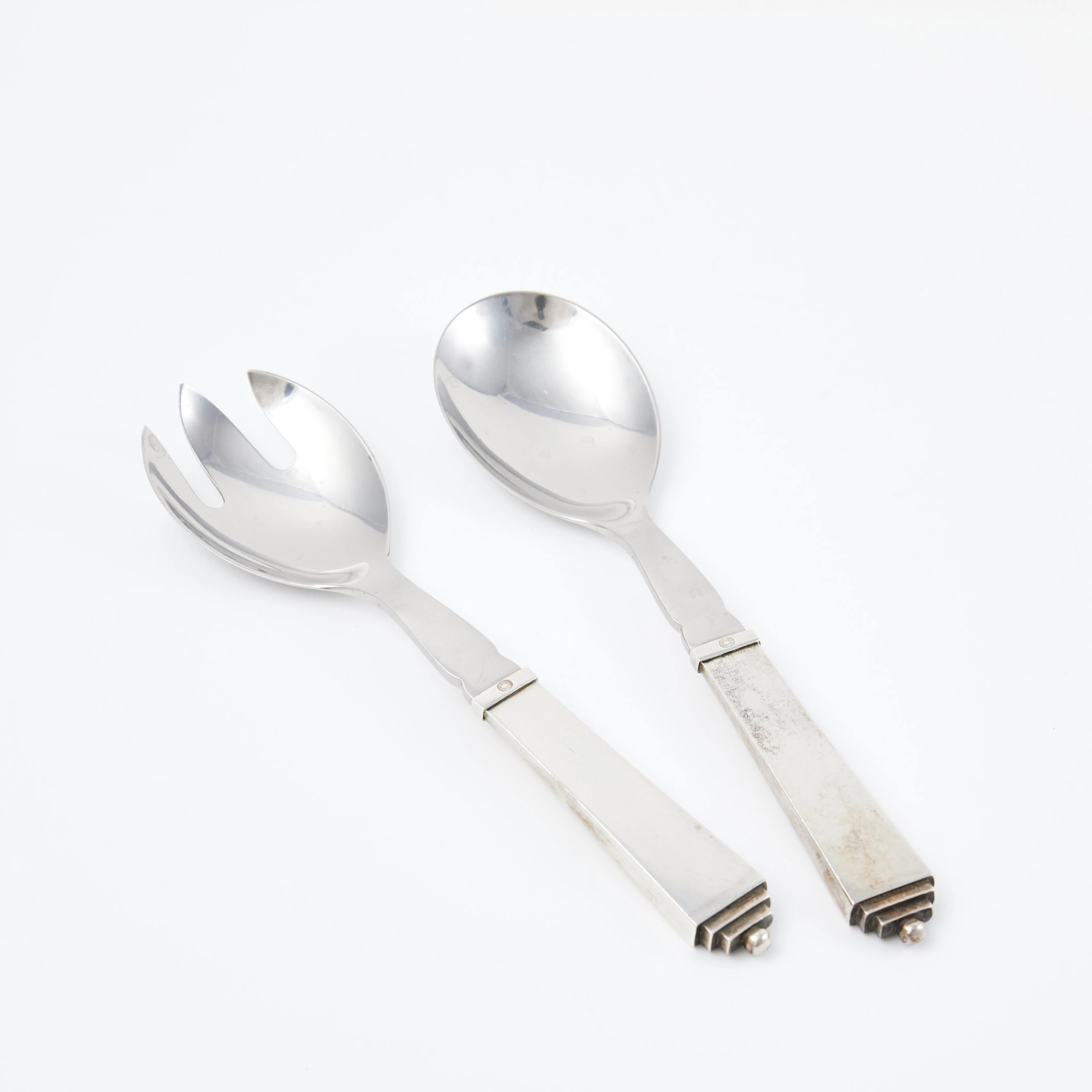 HARALD NIELSEN, SALLADSBESTICK (2), modell "Pyramid", för Georg Jensen.