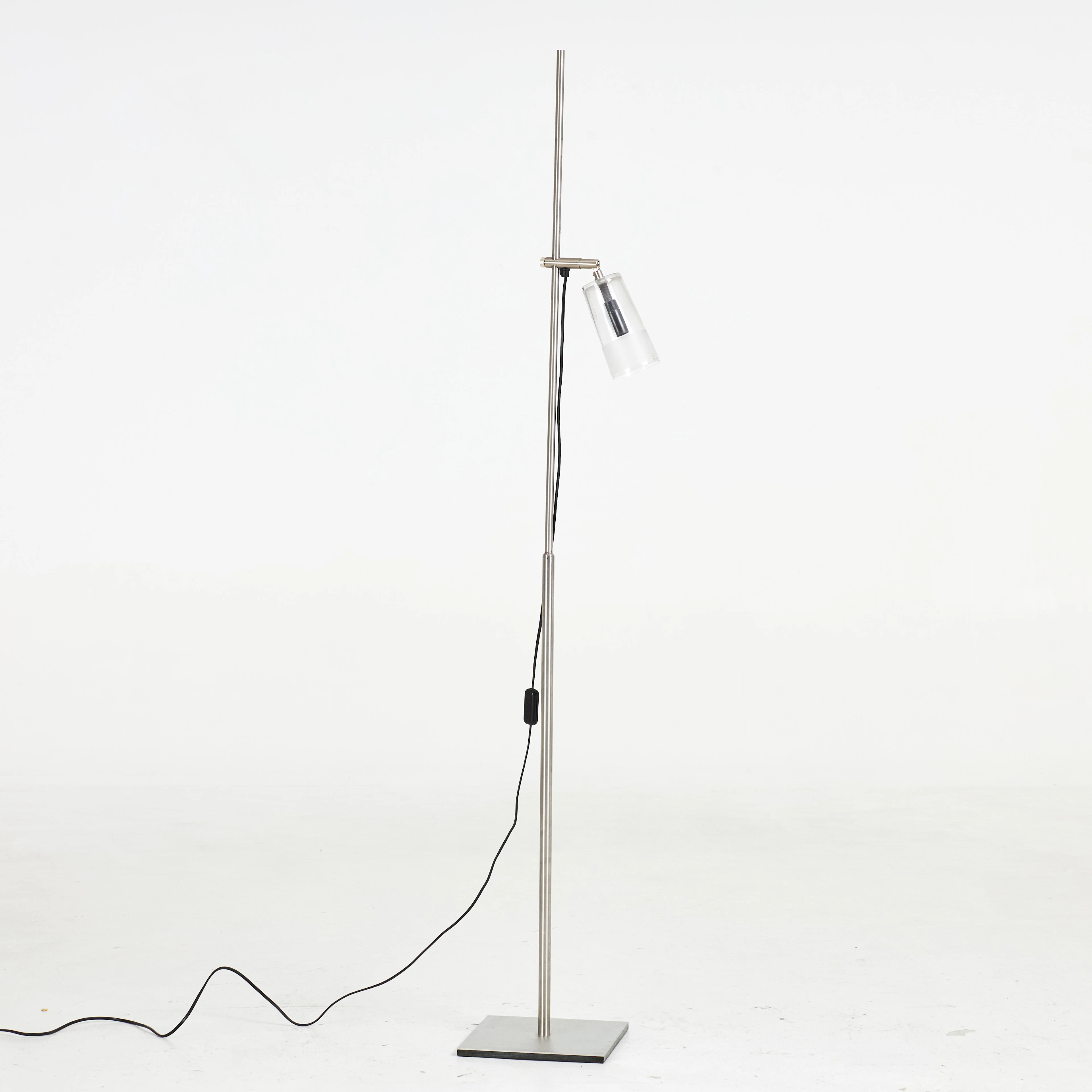 GOLVLAMPA. "Manhattan", BSweden, kromat metall, ställbar höjd, 2000-tal.