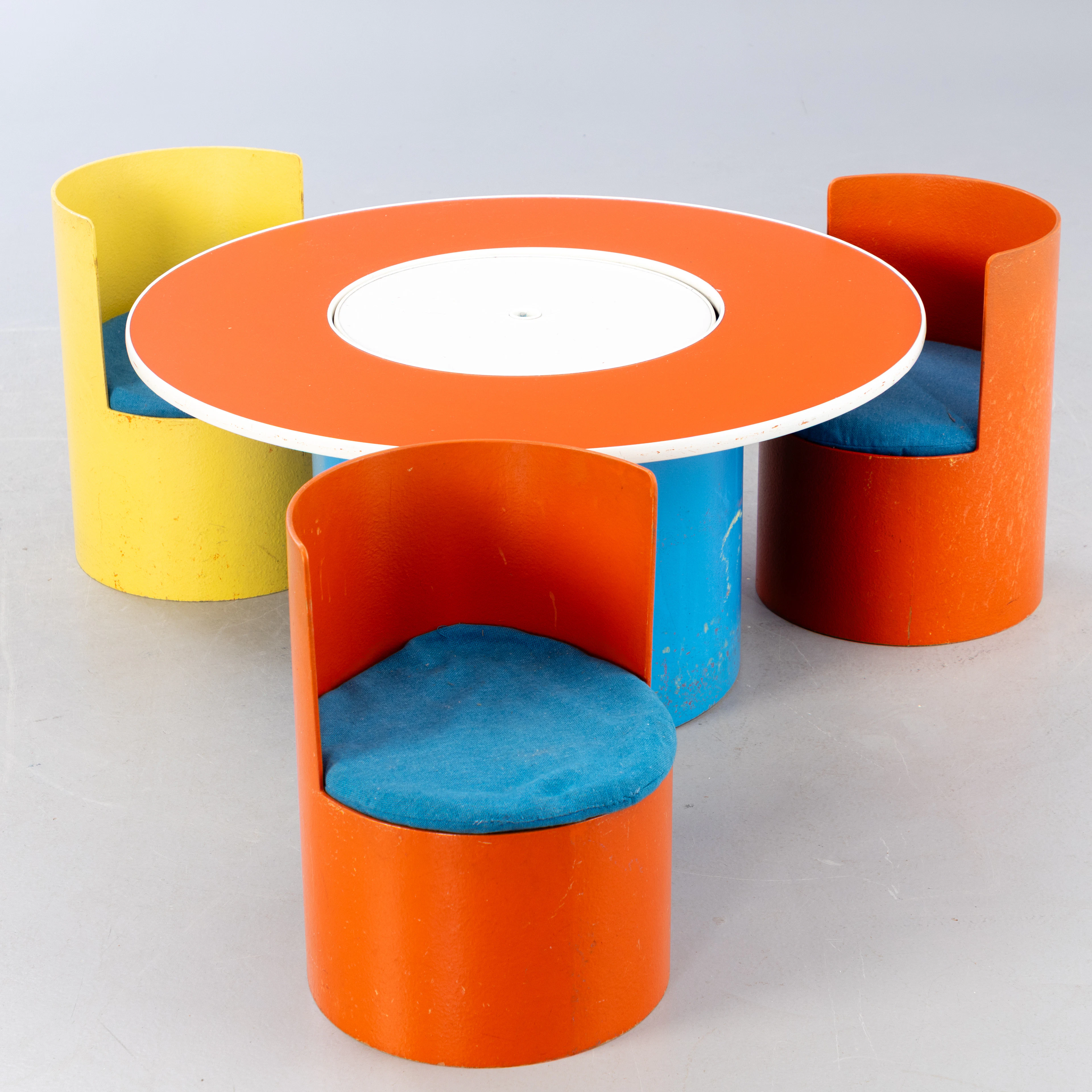 BERNARD HOLDAWAY. 4-tlg. Kindermöbel 'Tomotom': Tisch + 3 Stühle