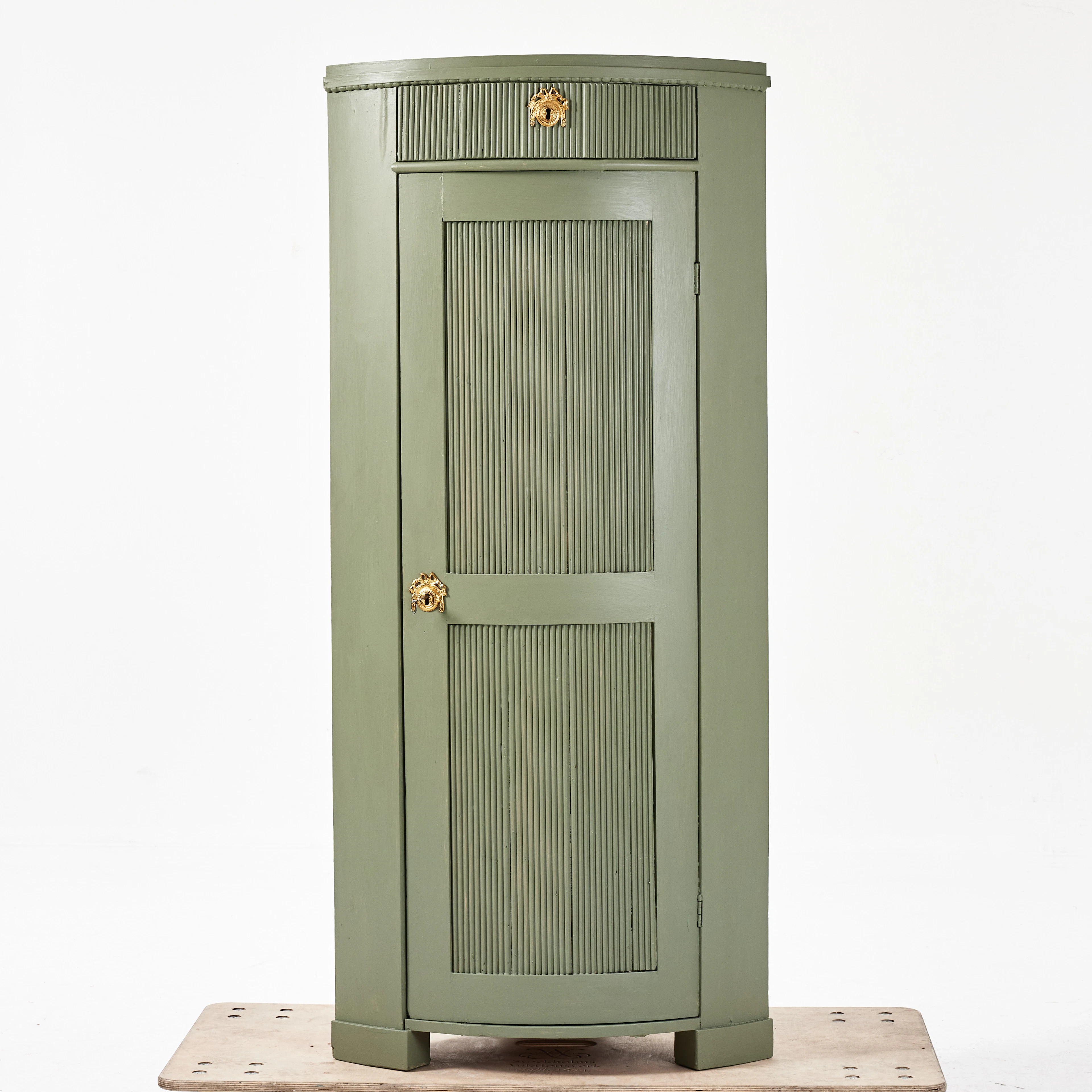 HÖRNSKÅP, 1800-tal, gustaviansk stil, grönmålad, räfflas dekor, beslag