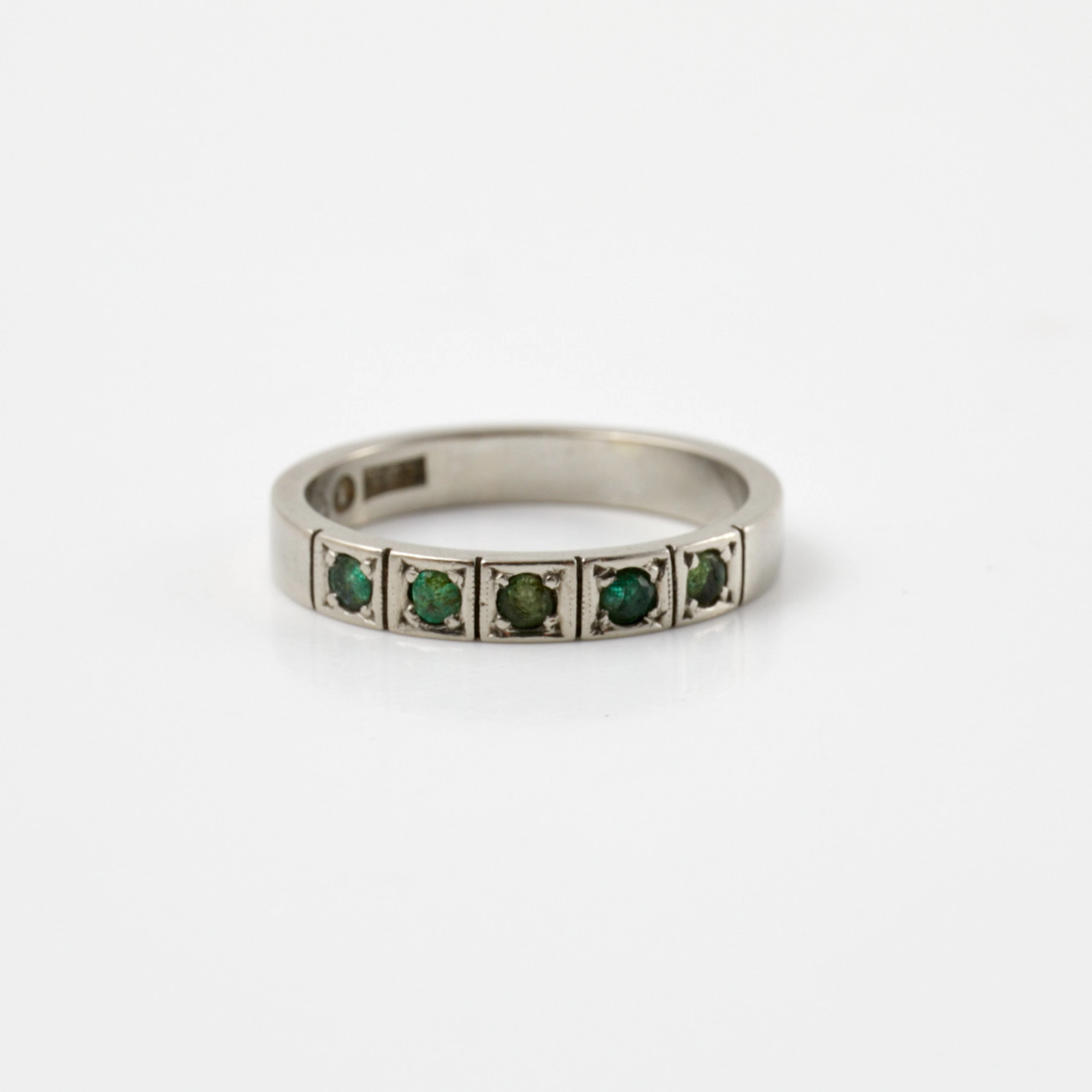 RING, 18 k vitguld, 5 fasettslipade smaragder, Bruno Kranig, Stockholm, 1970.