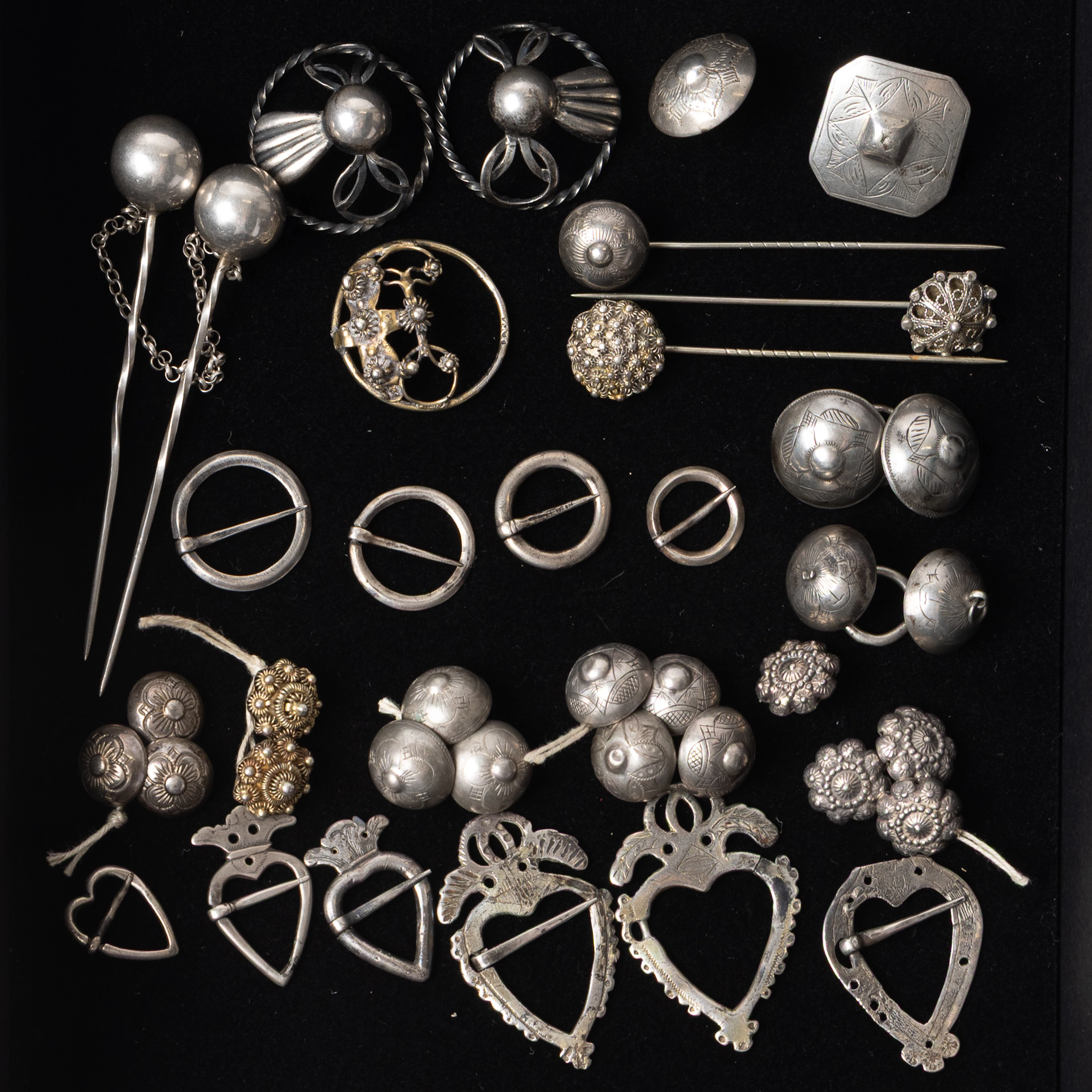 DRÄKTSILVER, Allmoge, maljor, knappar, spännen och nålar, silver och