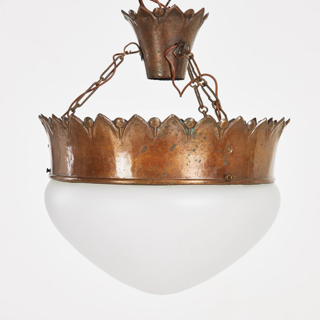 TAKLAMPA. Stomme i koppar, frostat glas, 1900-talets början.
