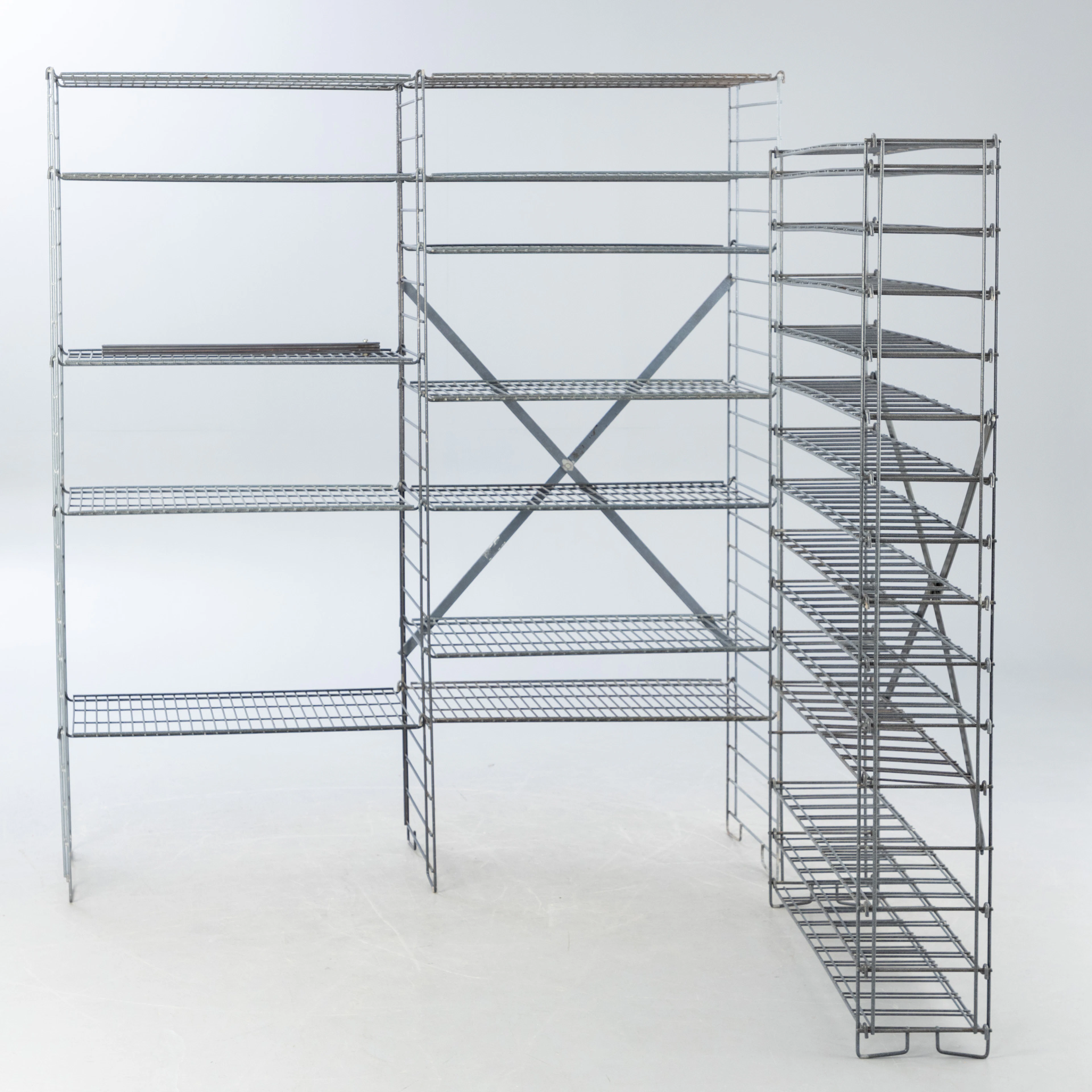 Zwei Metall / Gitter Regale, zerlegbar (2).