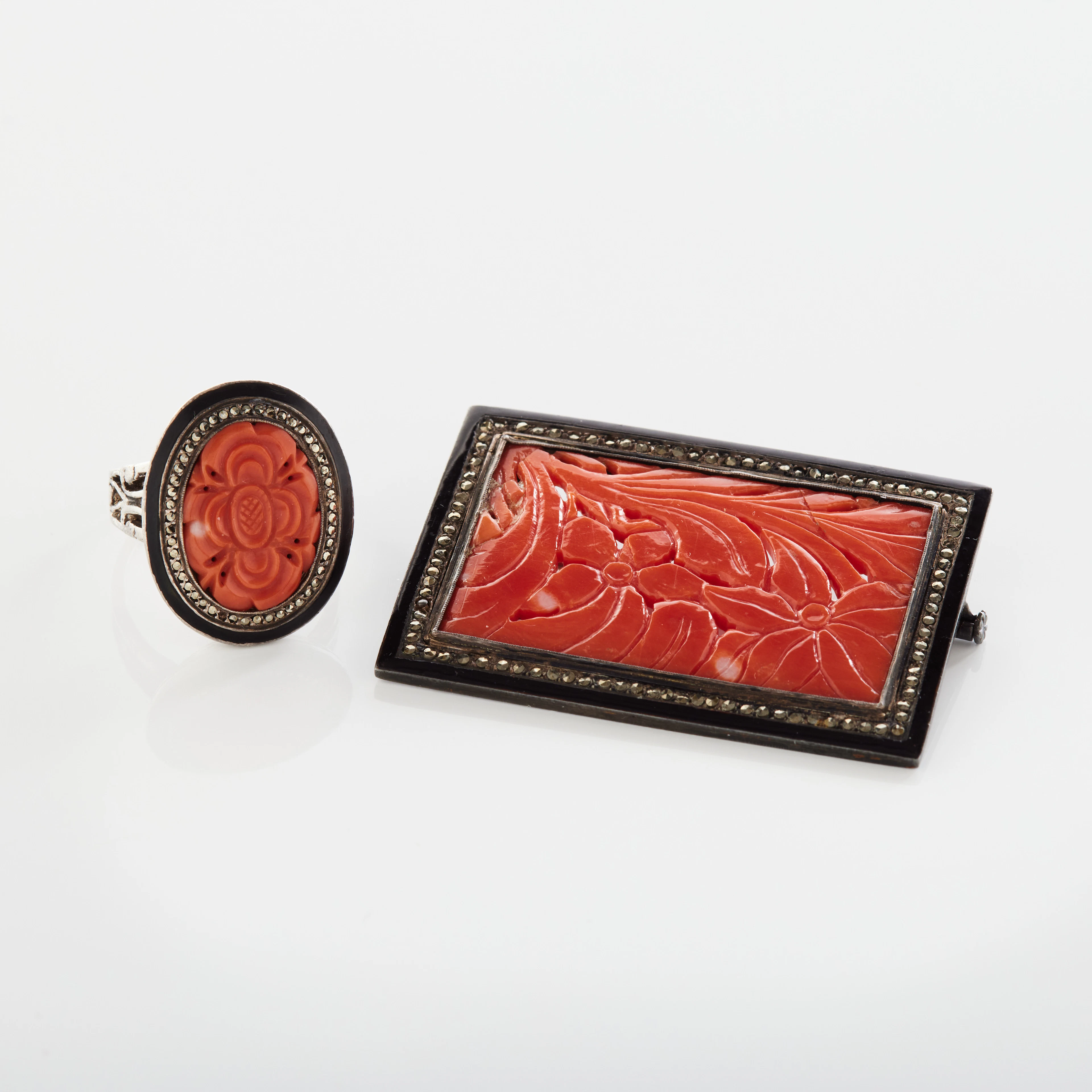 BROSCH, RING, silver, emalj, röd korall (corralium rubrum) och markasiter
