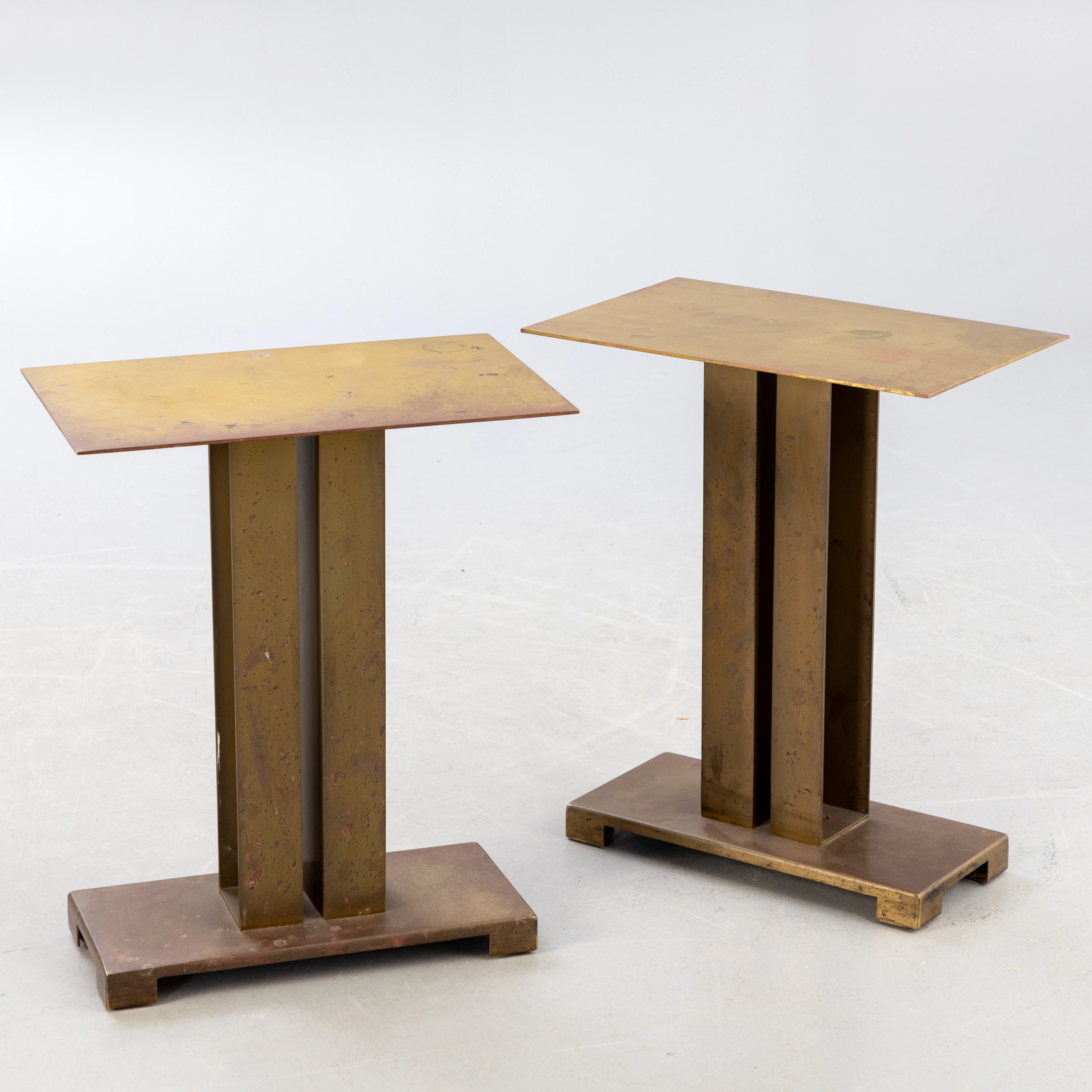 Zwei Beistelltische aus Messing, 1980-1990er Jahre (2).