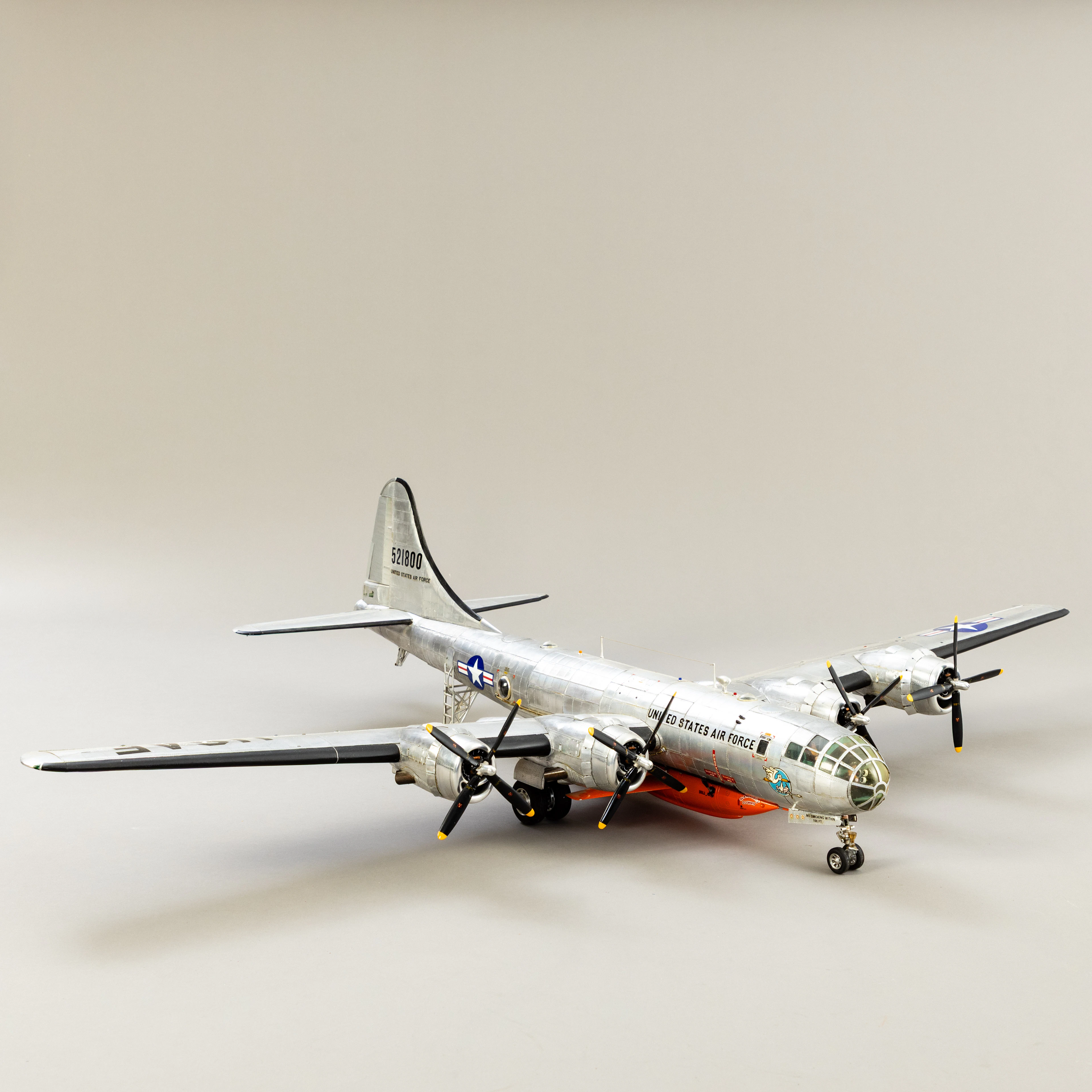 Flugzeugmodell: Langstreckenbomber Boeing B-29 A „Enola Gay“ mit Raketenflugzeug