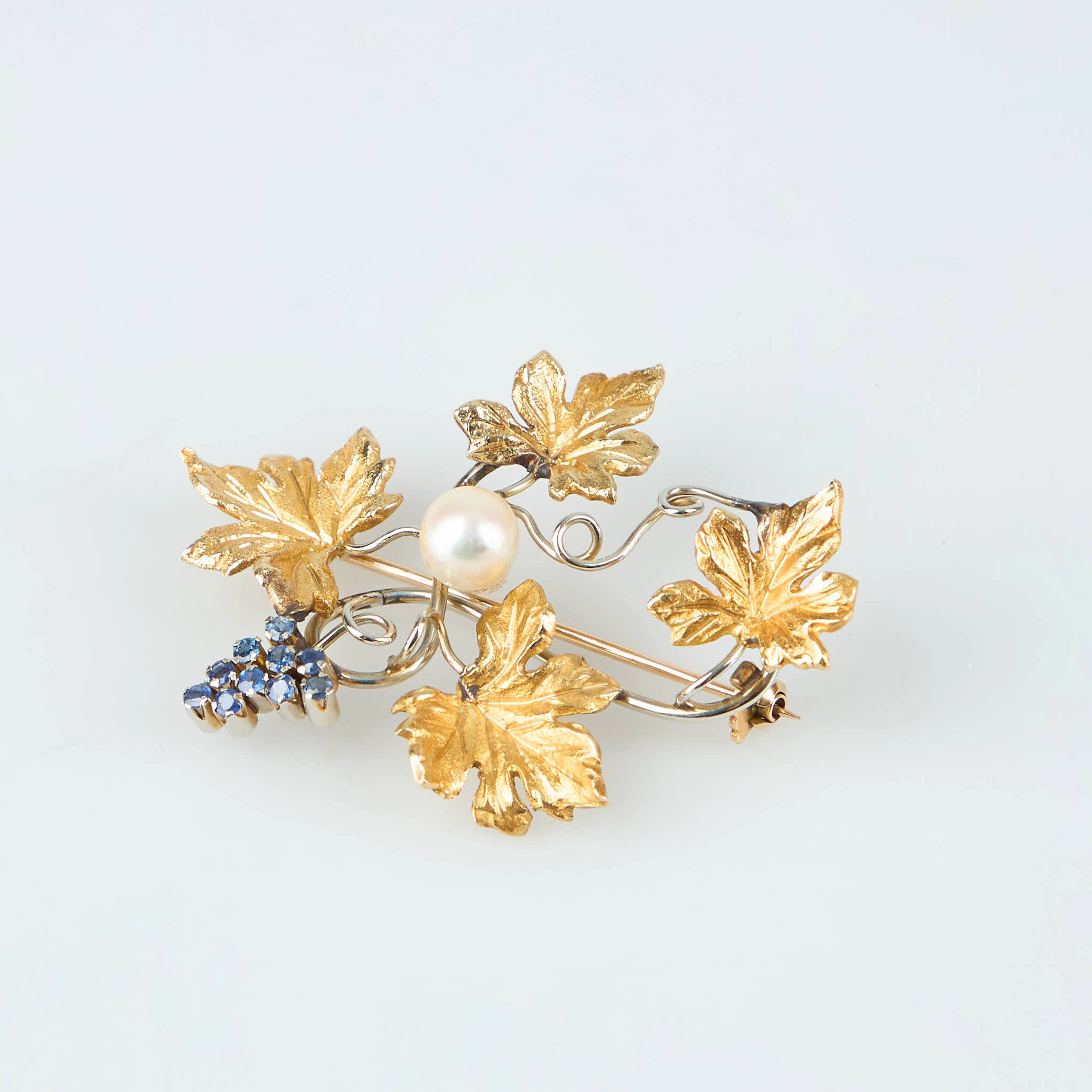 BROSCH, 18K guld/vitguld, safirer med pärla, Ceva, Alessandria cirka 1940.