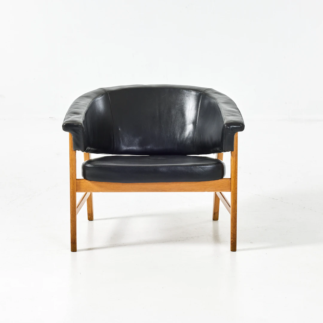 FÅTÖLJ, Swedish Modern, ek, stoppad sits och rygg, svart läderklädsel.
