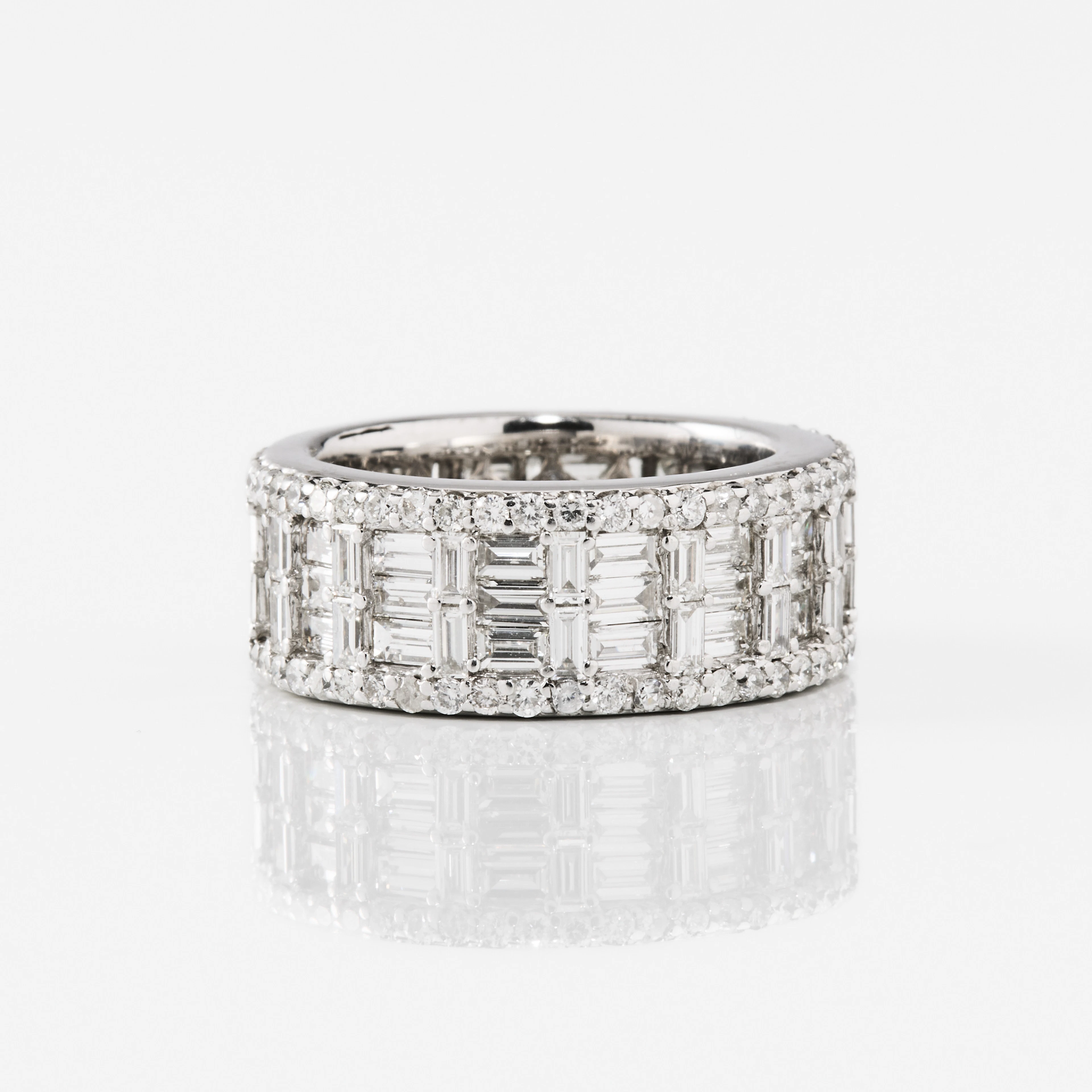 RING, 18K vitguld med diamanter.