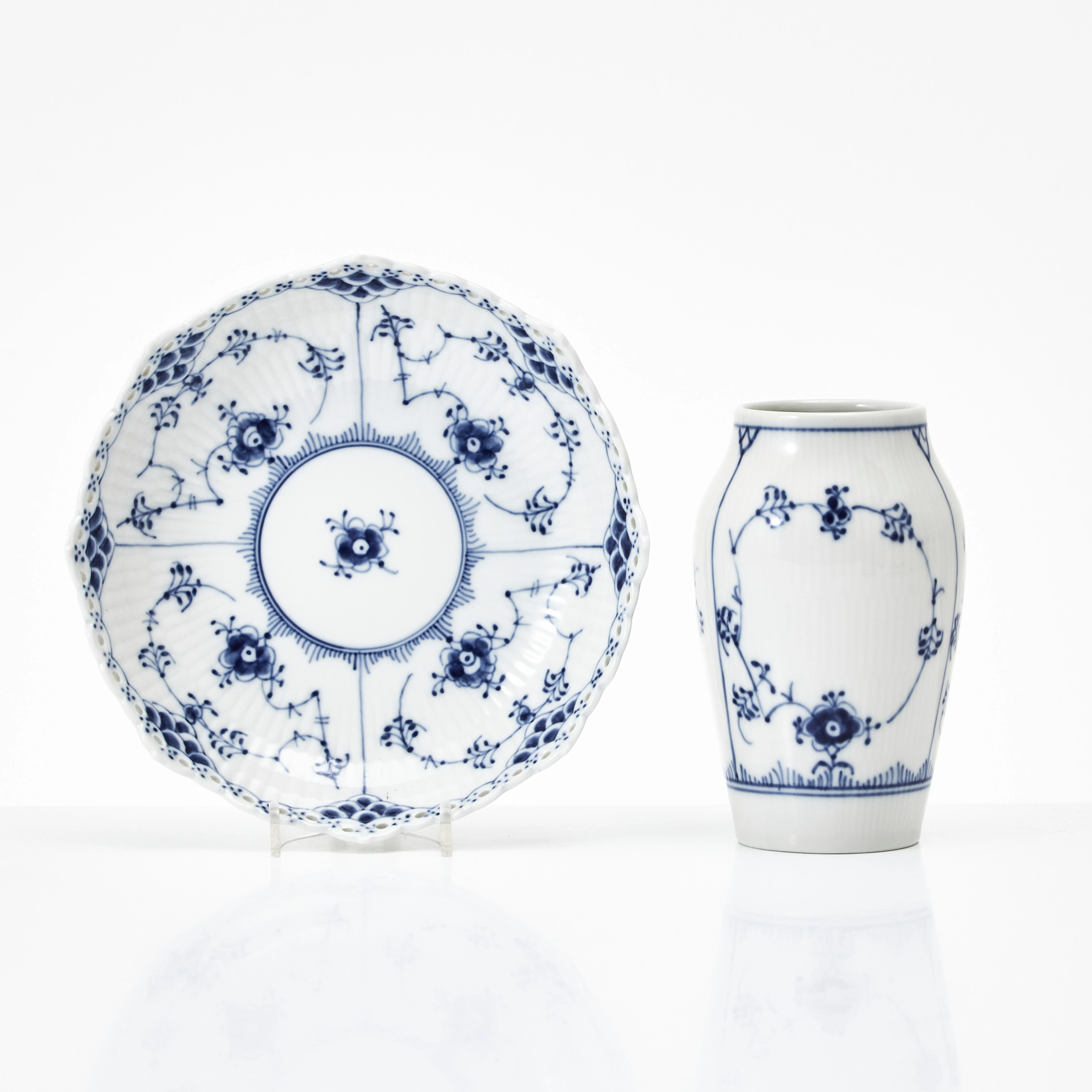 ROYAL COPENHAGEN. Vas och skål på fot, Musselmalet.