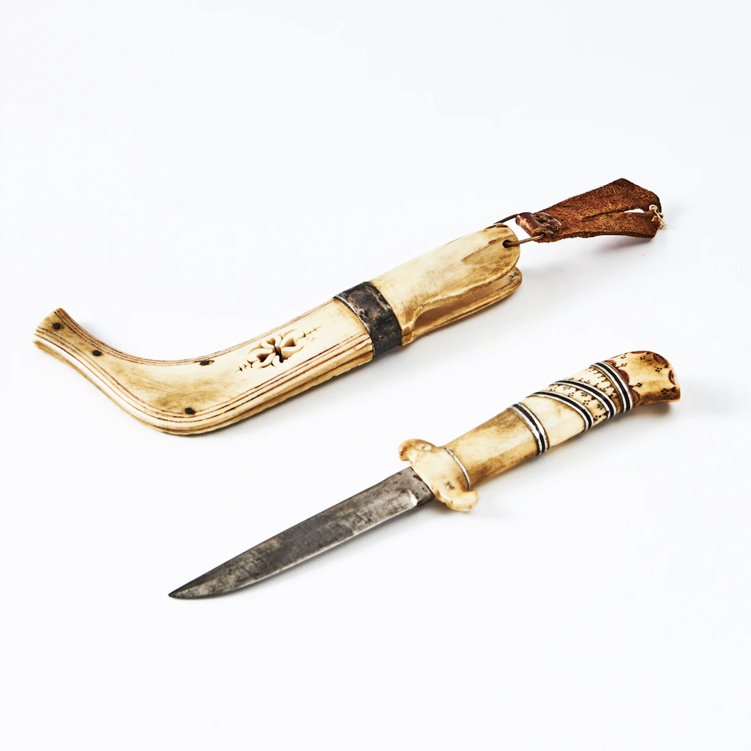 KNIV, horn, signerad Anton Jönsson, daterad 1920, med silverfäste