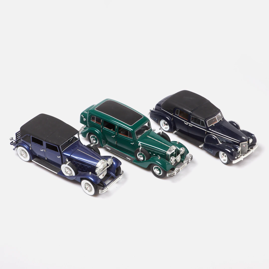 MODELLBILAR, 3 st, lackerad plåt, plast, modellerna 1930 Packard