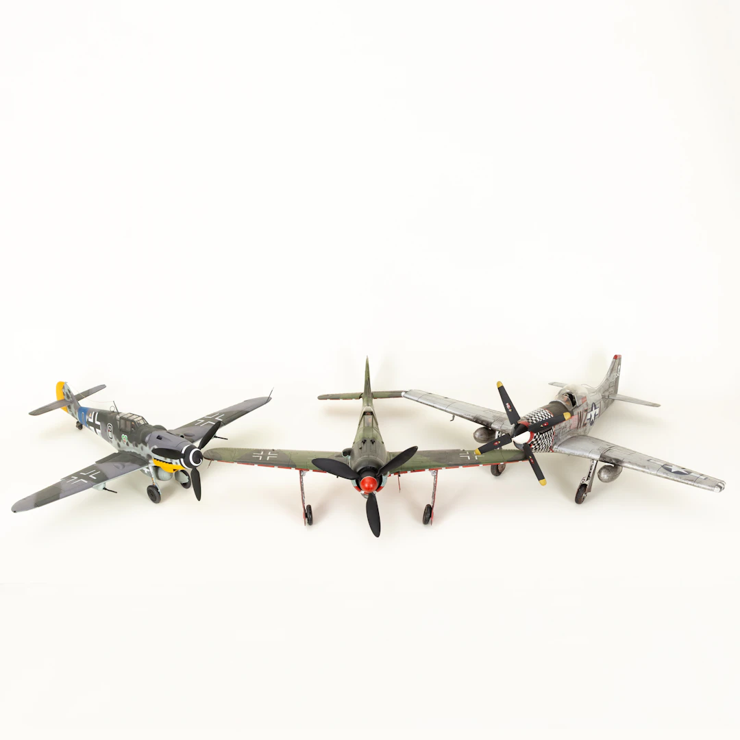 21st Century Toys, drei Flugzeuge aus Kunststoff, 2000er Jahre (3).