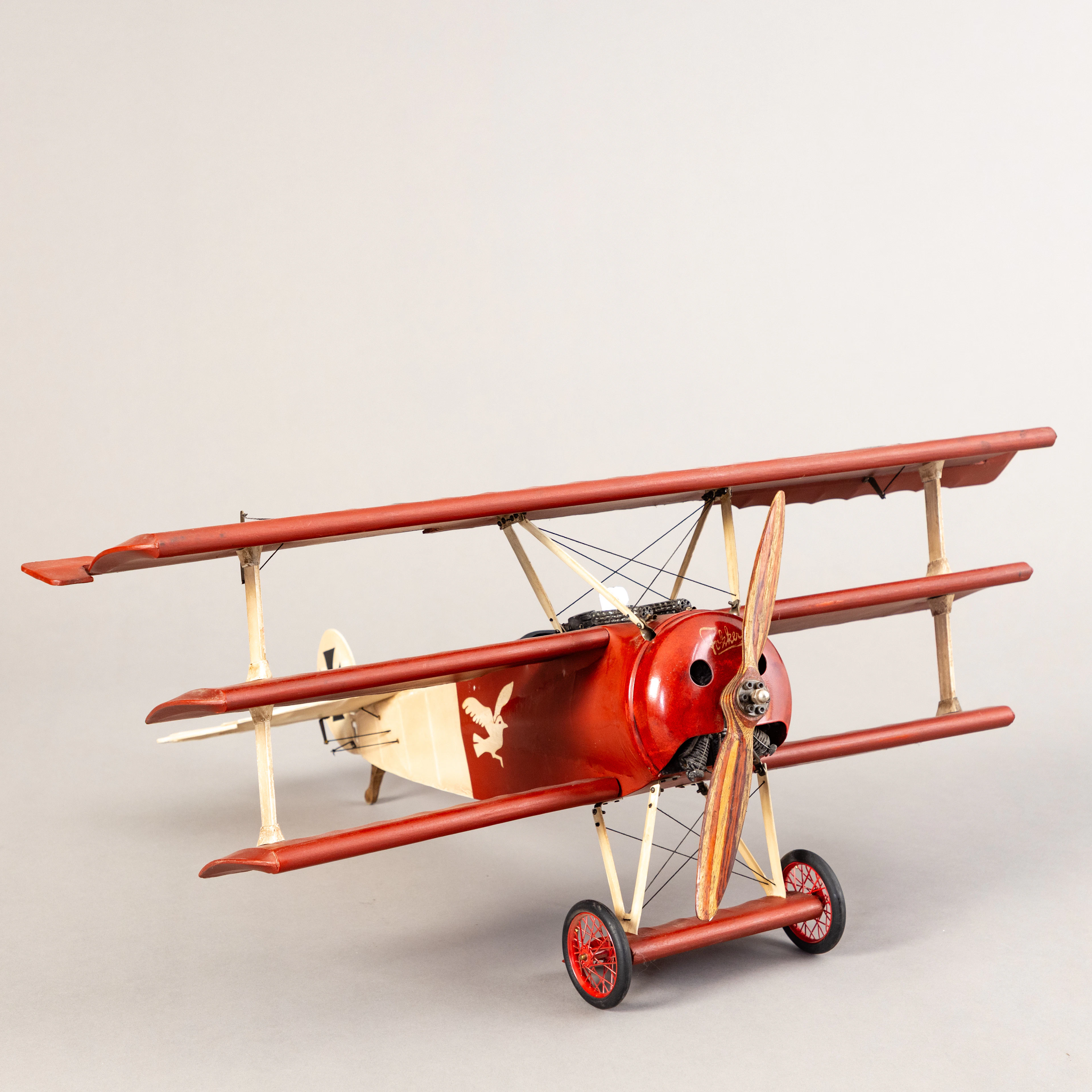 Flugzeugmodell Fokker Roter Baron, rot/weiß.