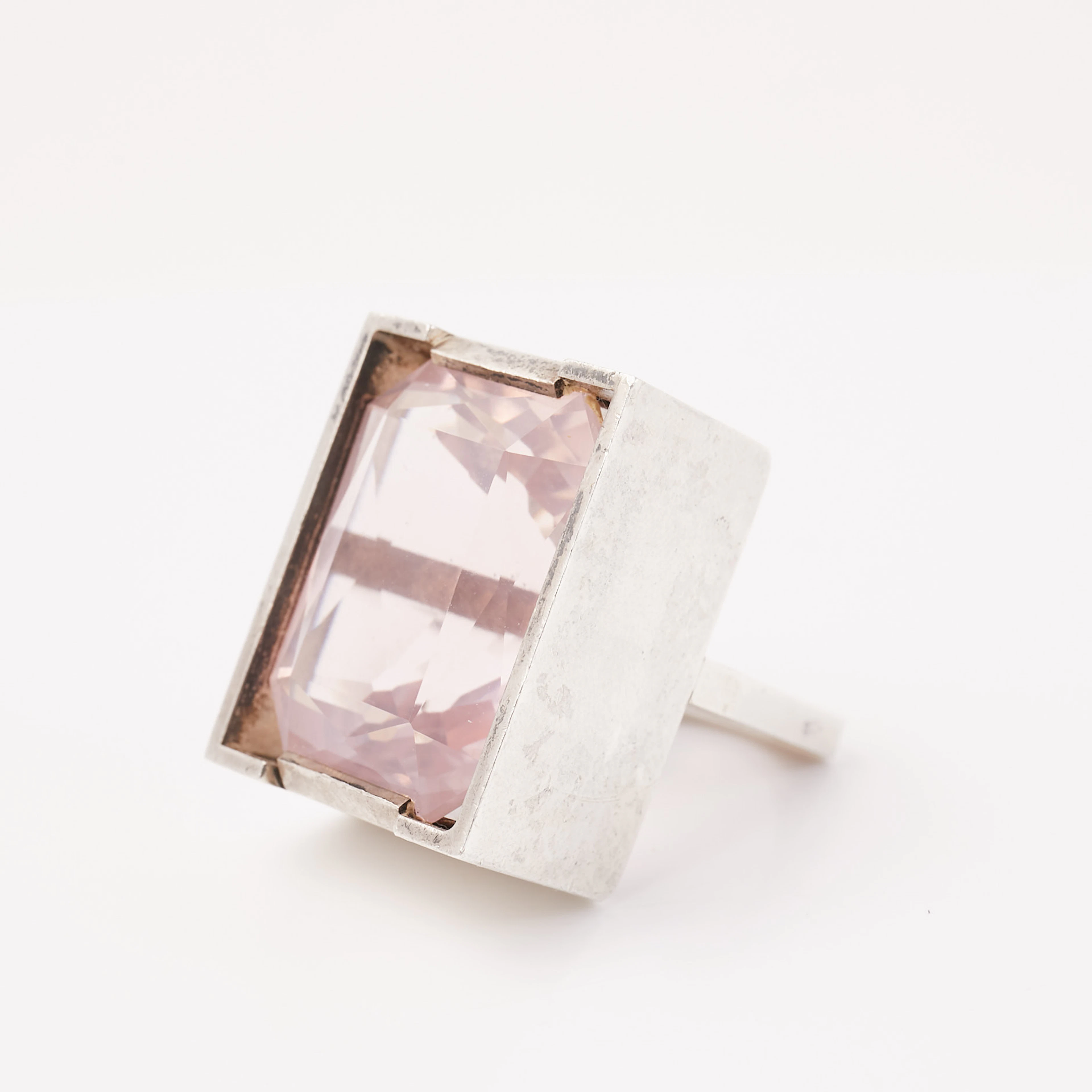 SVEN HAUGAARD, ring, sterlingsilver, 1 smaragdslipad rosenkvarts