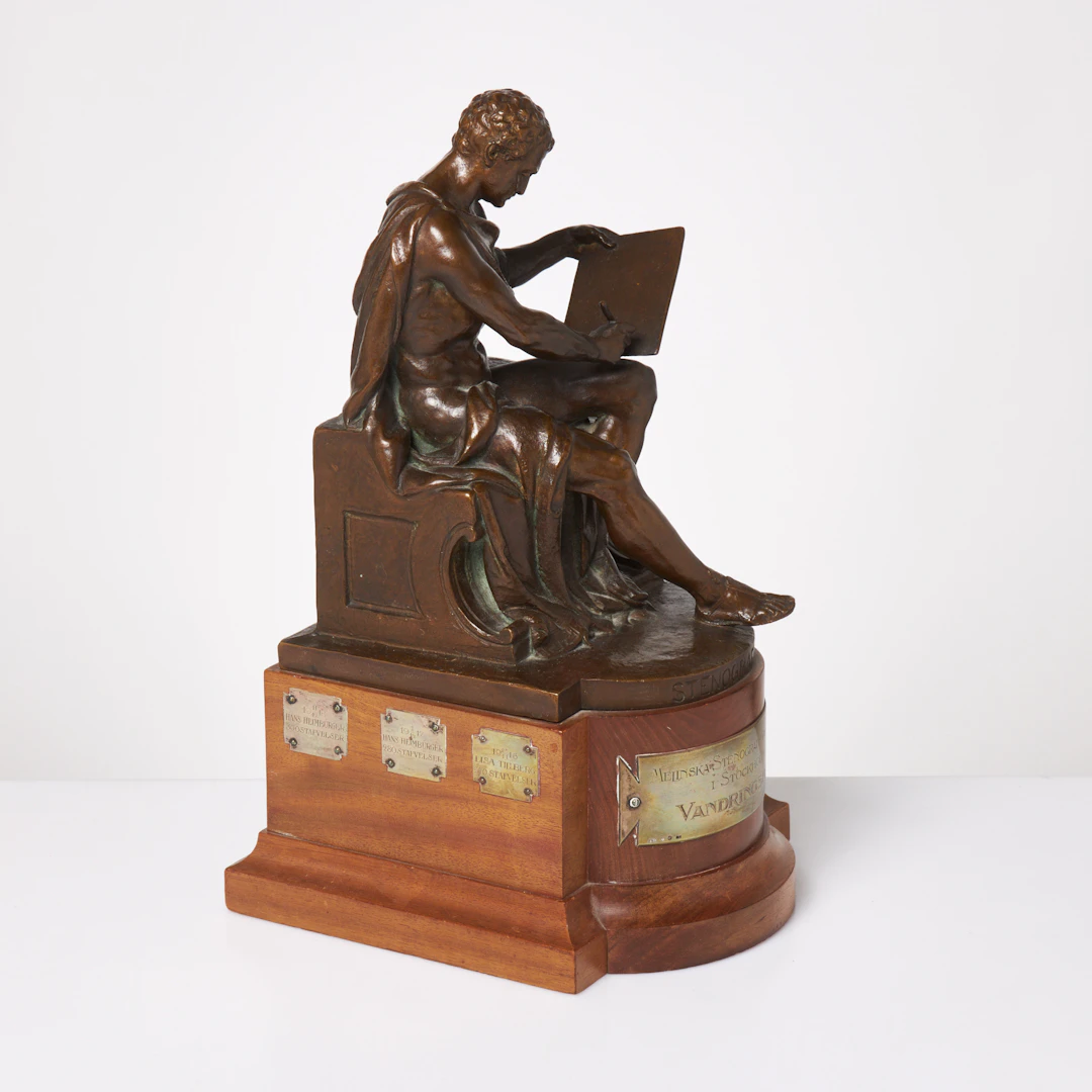 ALFRED OHLSON. "Stenografen", skulptur, patinerad brons, gjutarstämpel